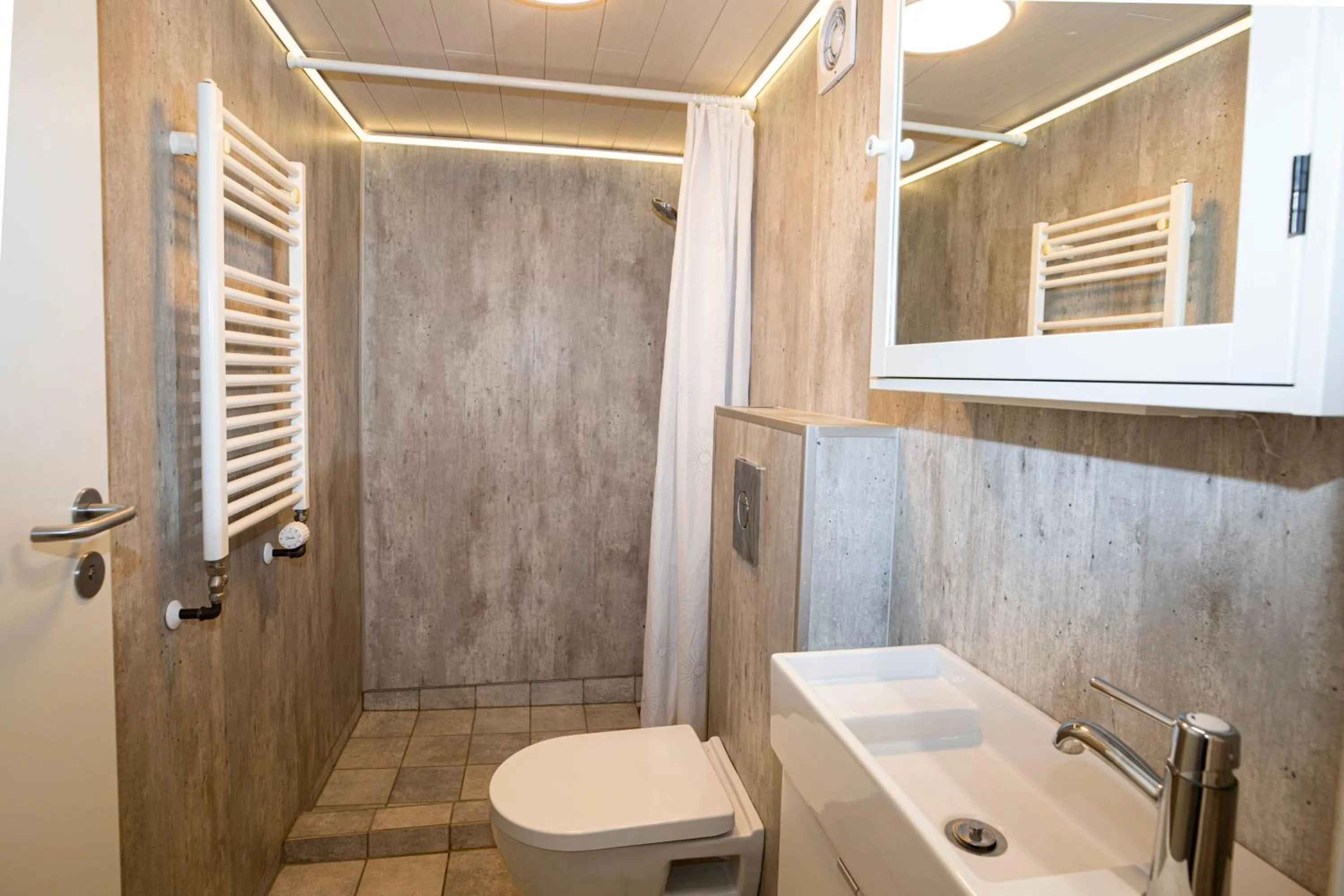 Bathroom in Day Dream Soleyjargata Rooms & Apartments