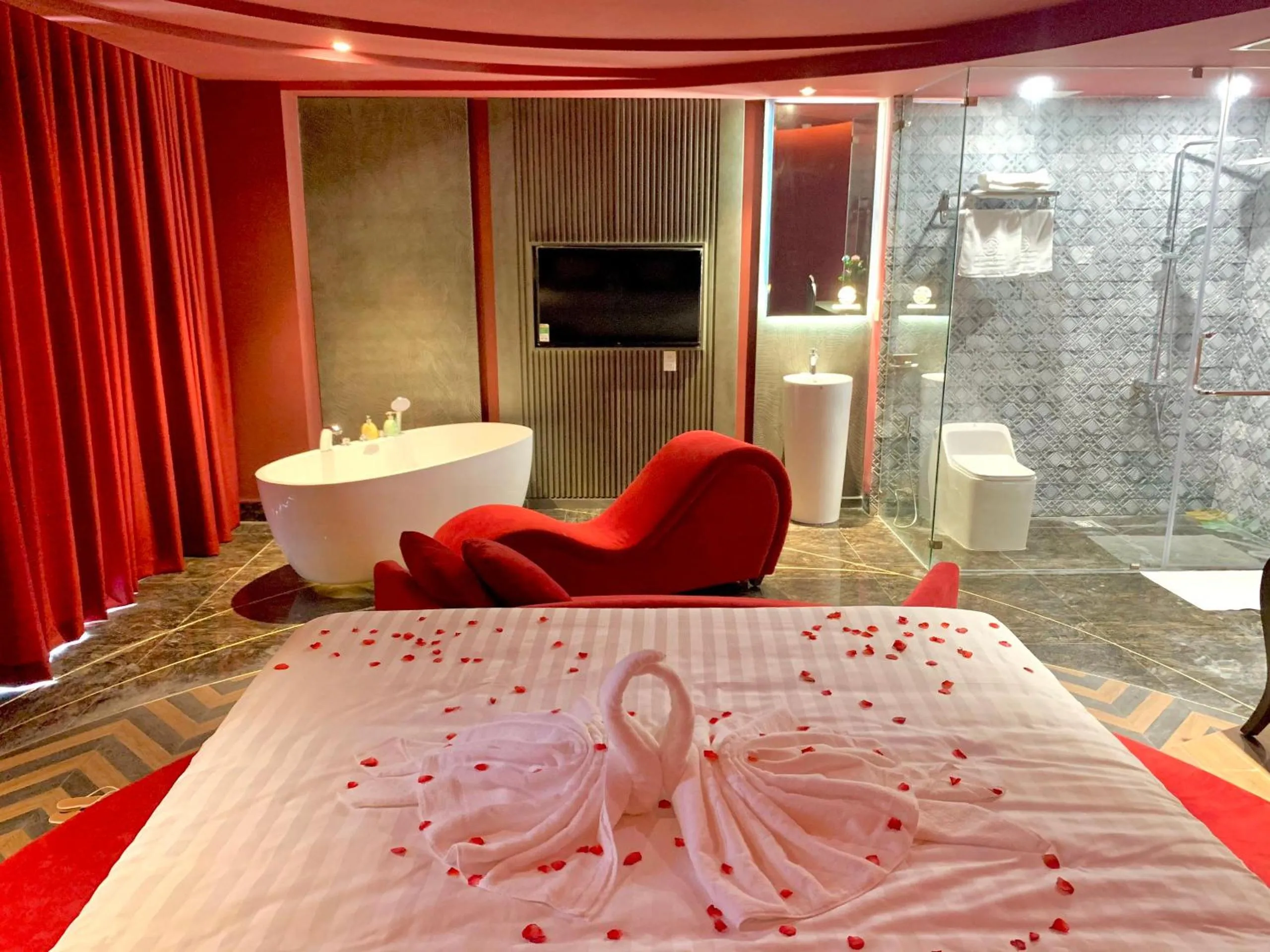 Shower, Bed in Sao Charm Sài Gòn Hotel