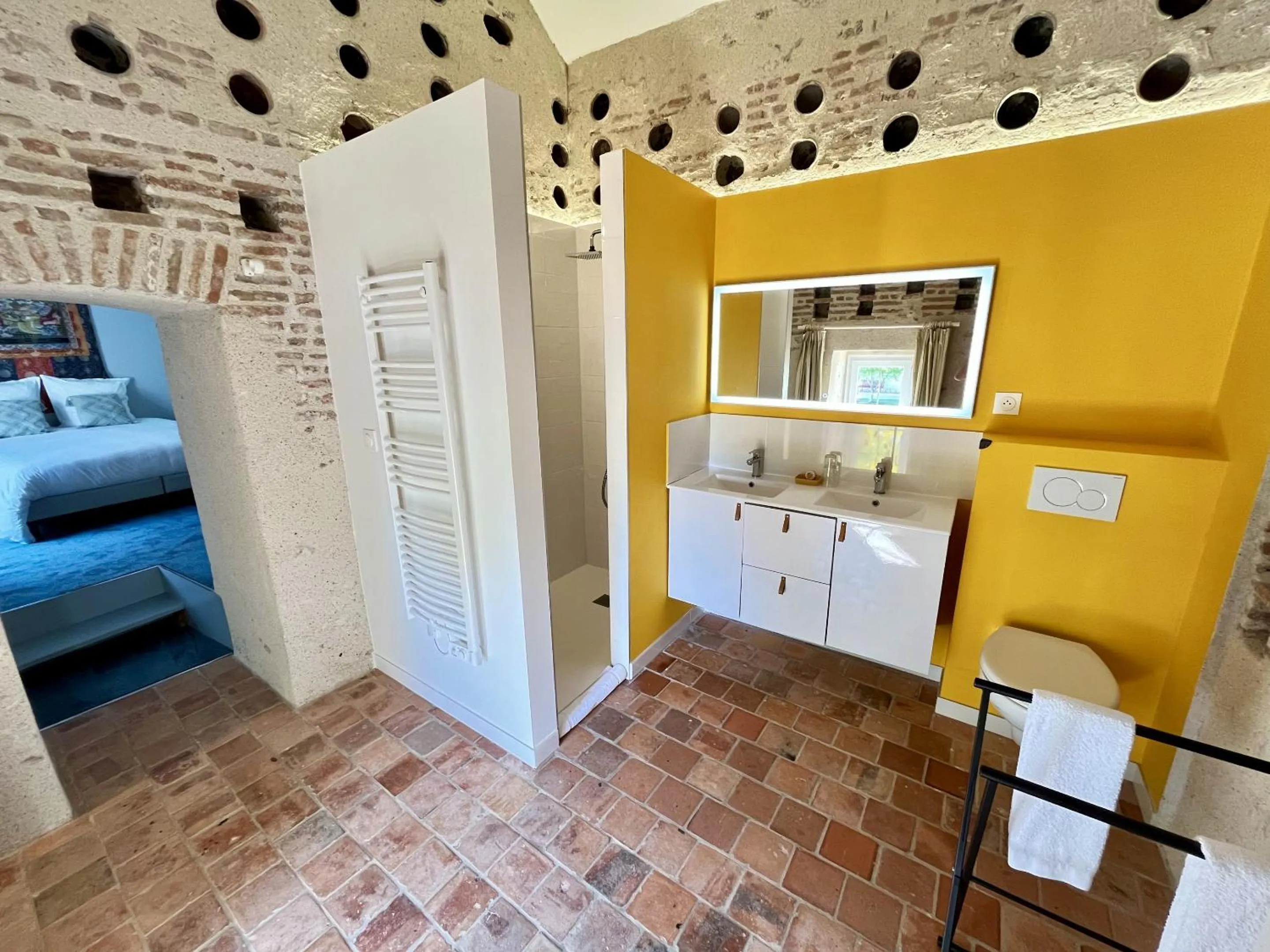 Bathroom, Bed in Le Clos des Châteaux