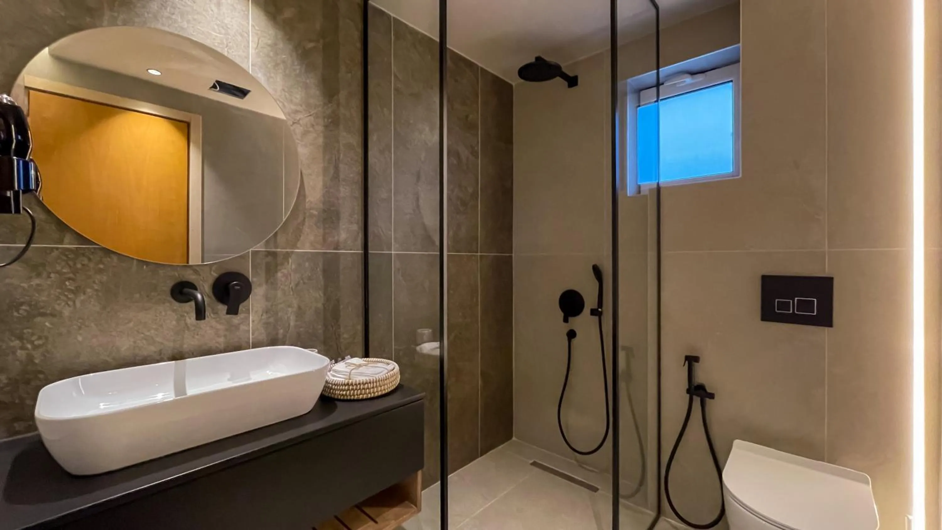 Shower in Sunny Hill by Estia