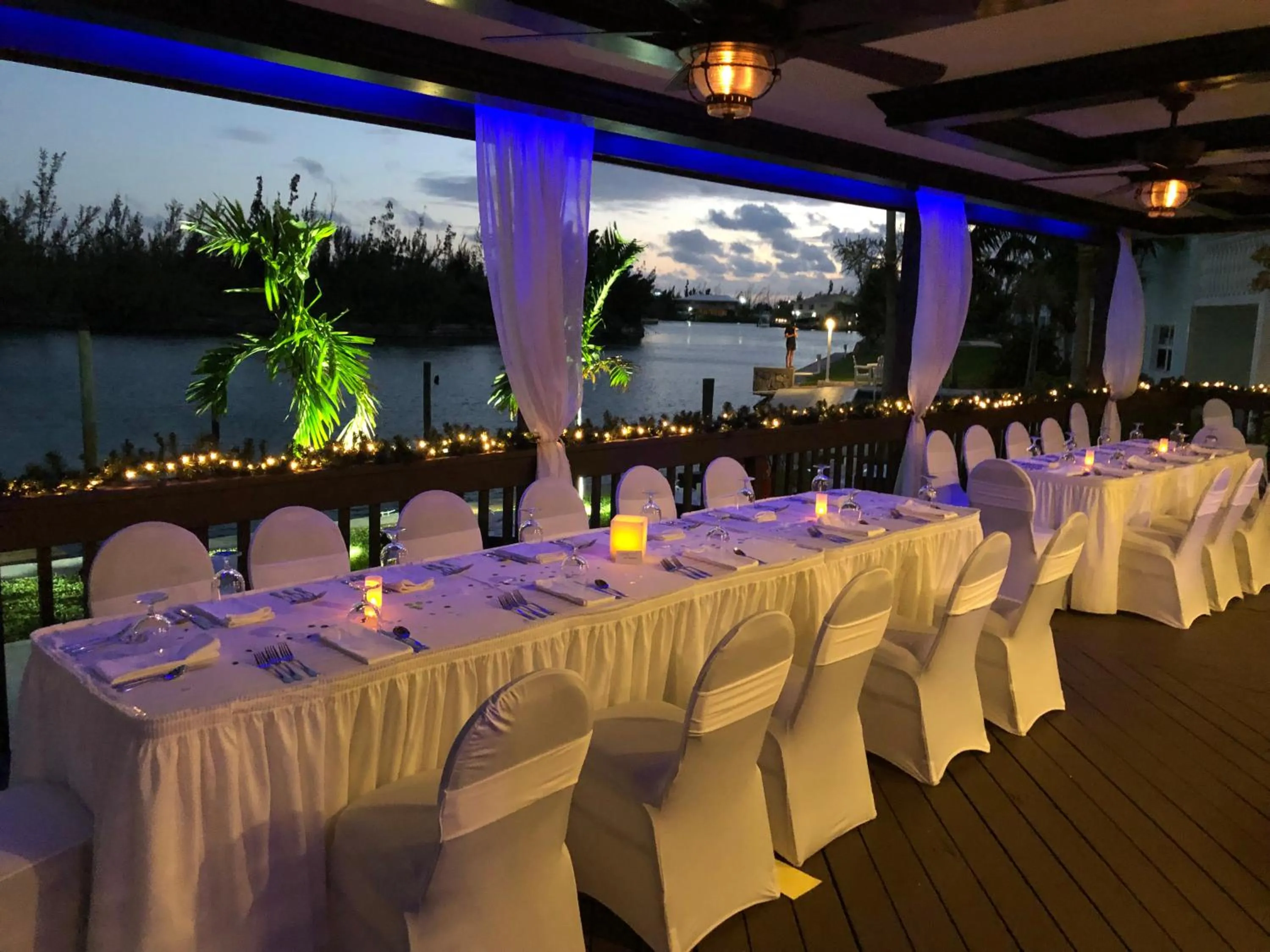 Restaurant/places to eat in Dolphin Cove