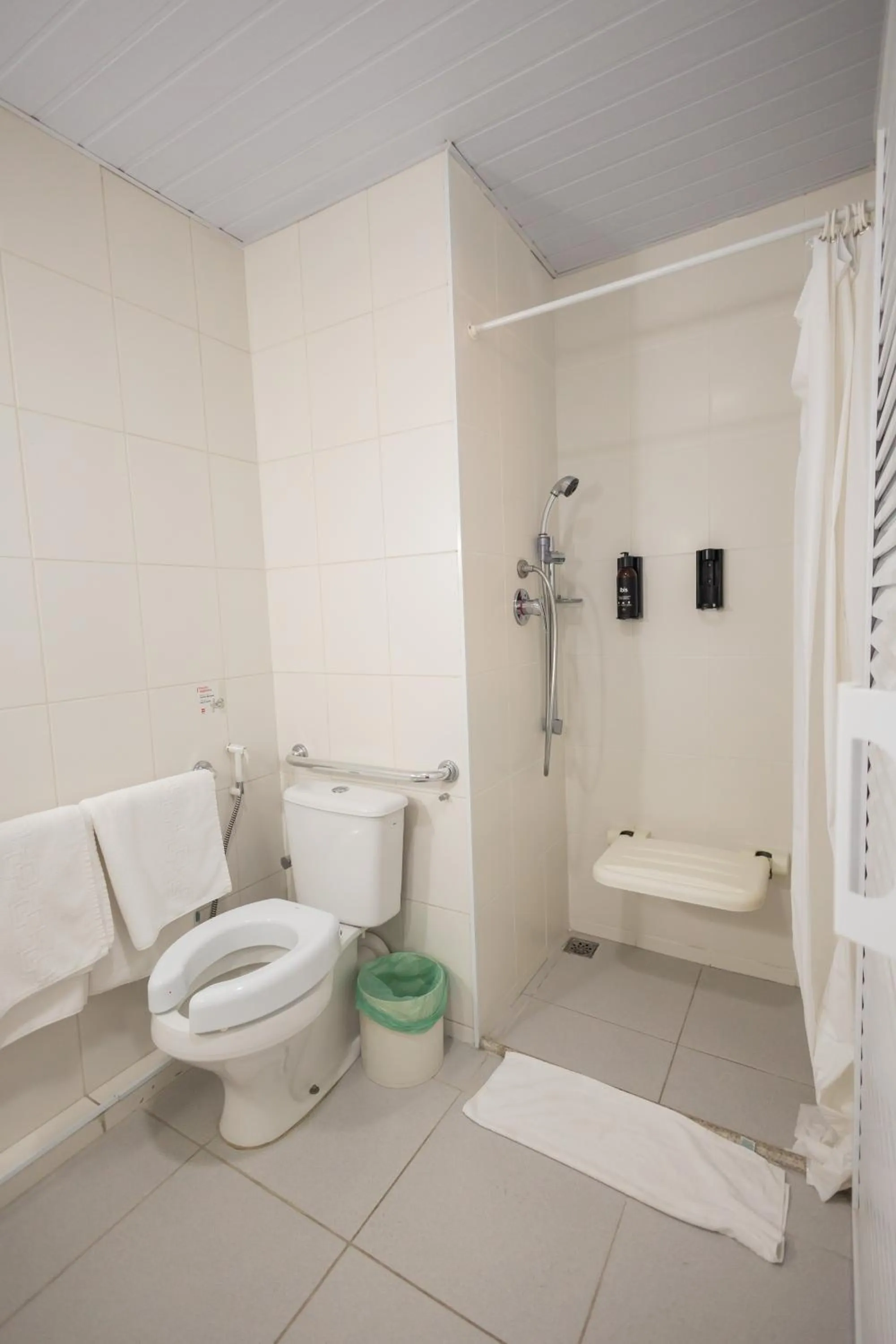 Shower in ibis Contagem Ceasa