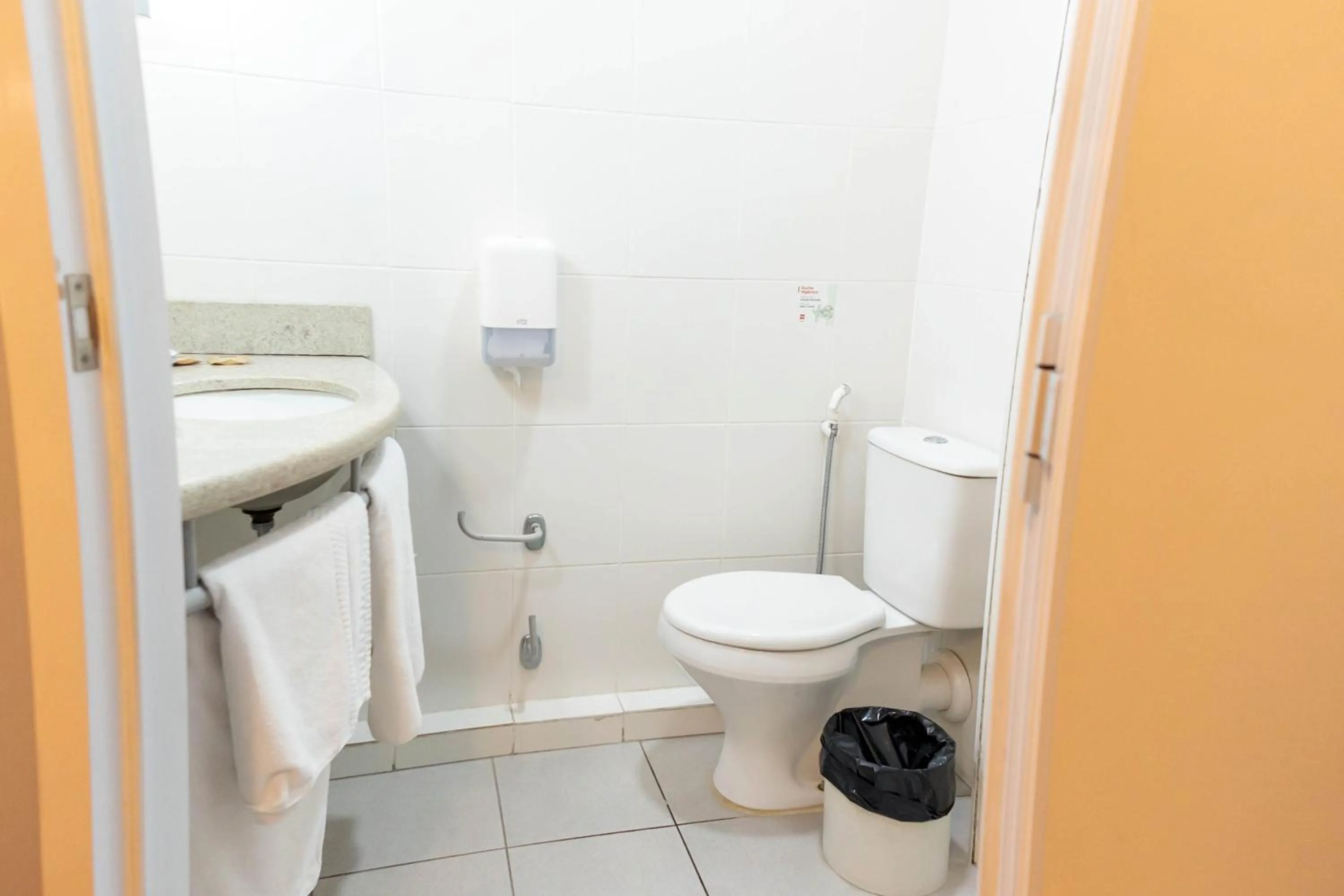Bathroom in ibis Contagem Ceasa