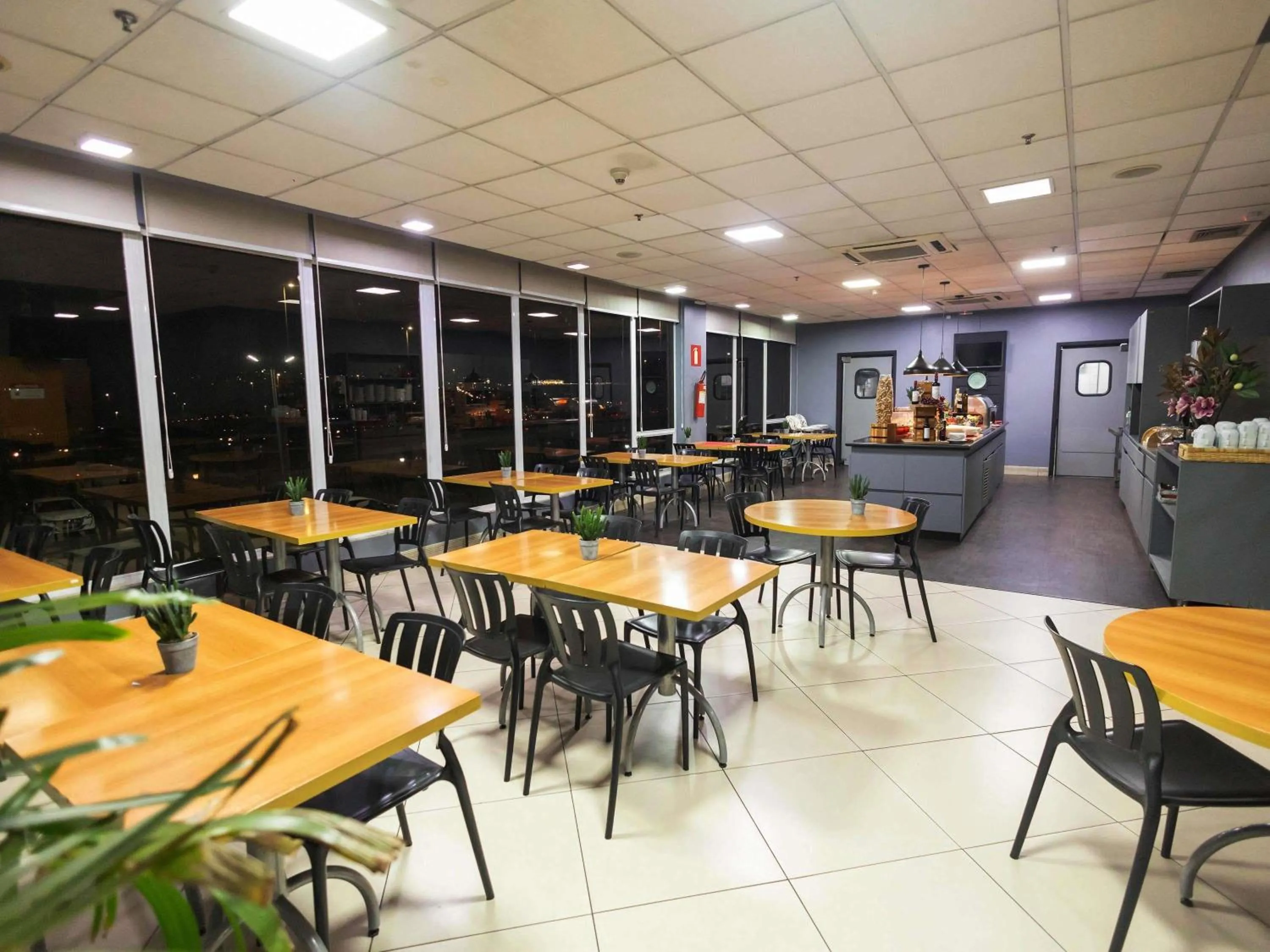 Restaurant/places to eat in ibis Contagem Ceasa
