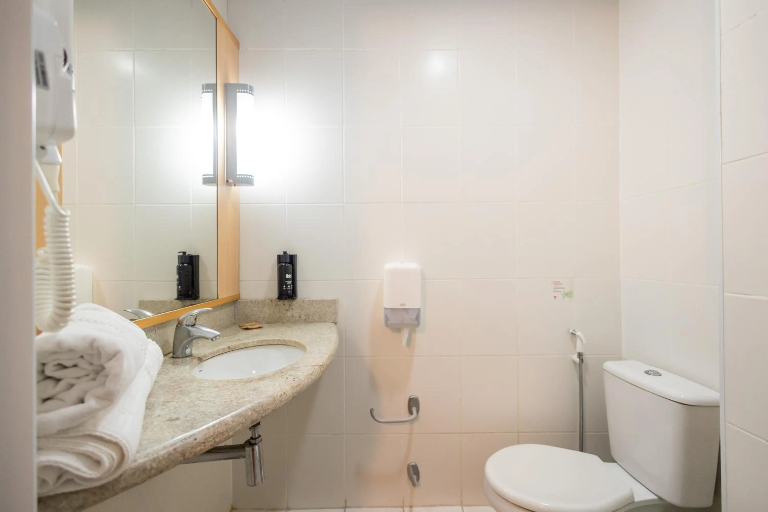 Bathroom in ibis Contagem Ceasa