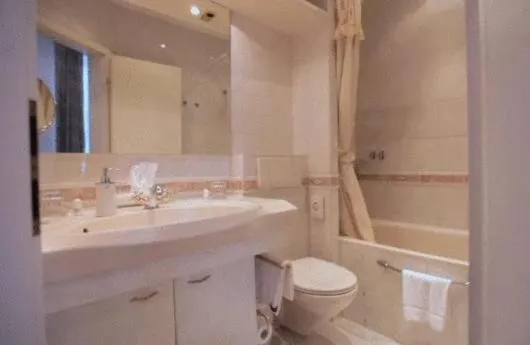 Bathroom in Boulevard Hotel Hamburg