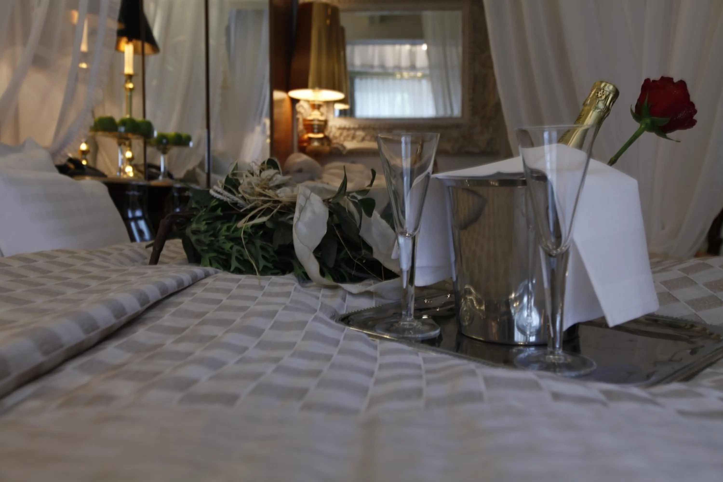 Alcoholic drinks, Bed in Boulevard Hotel Hamburg