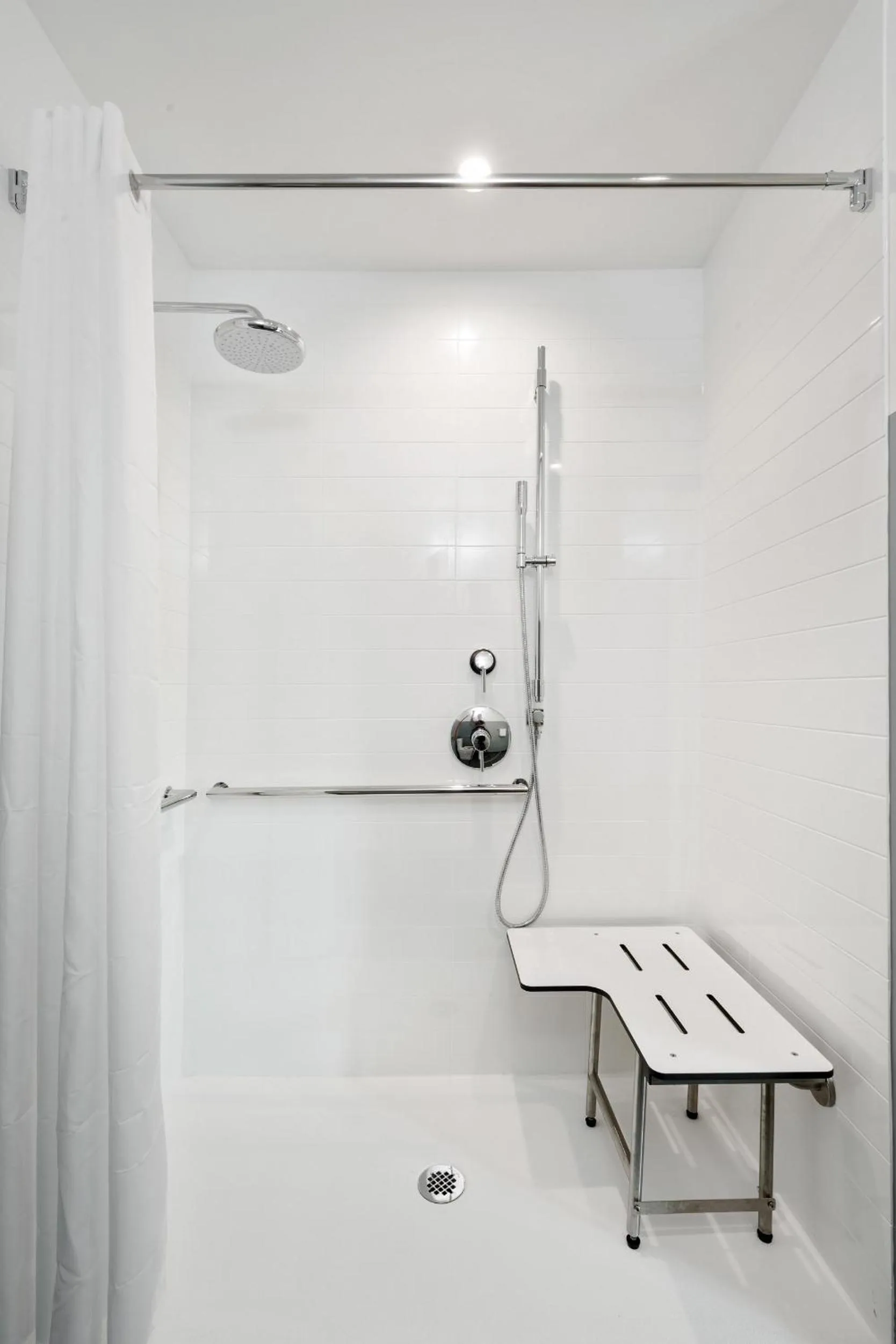 Shower in The Metric - Los Angeles Downtown