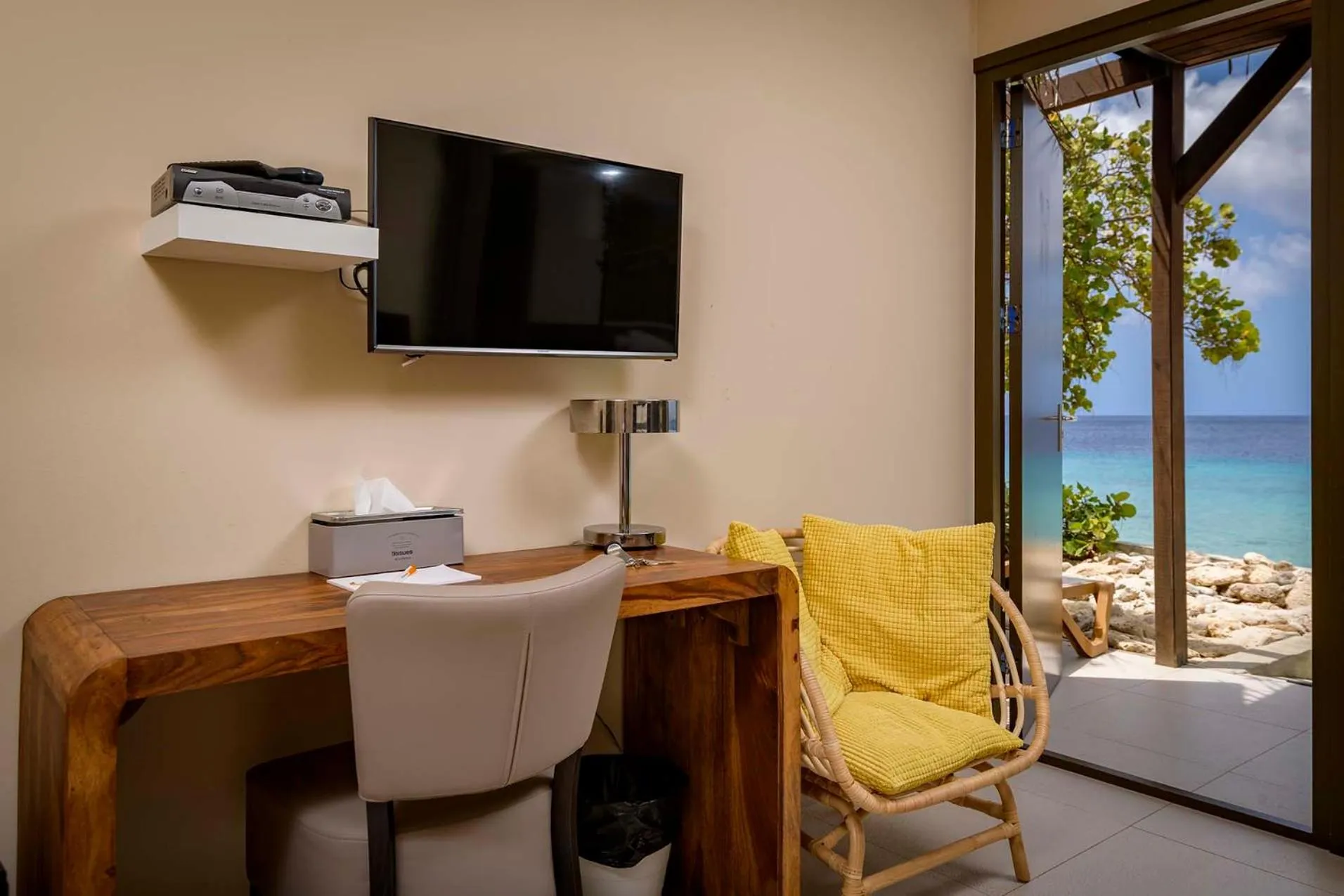 Bedroom, TV/Entertainment Center in Thebonairian