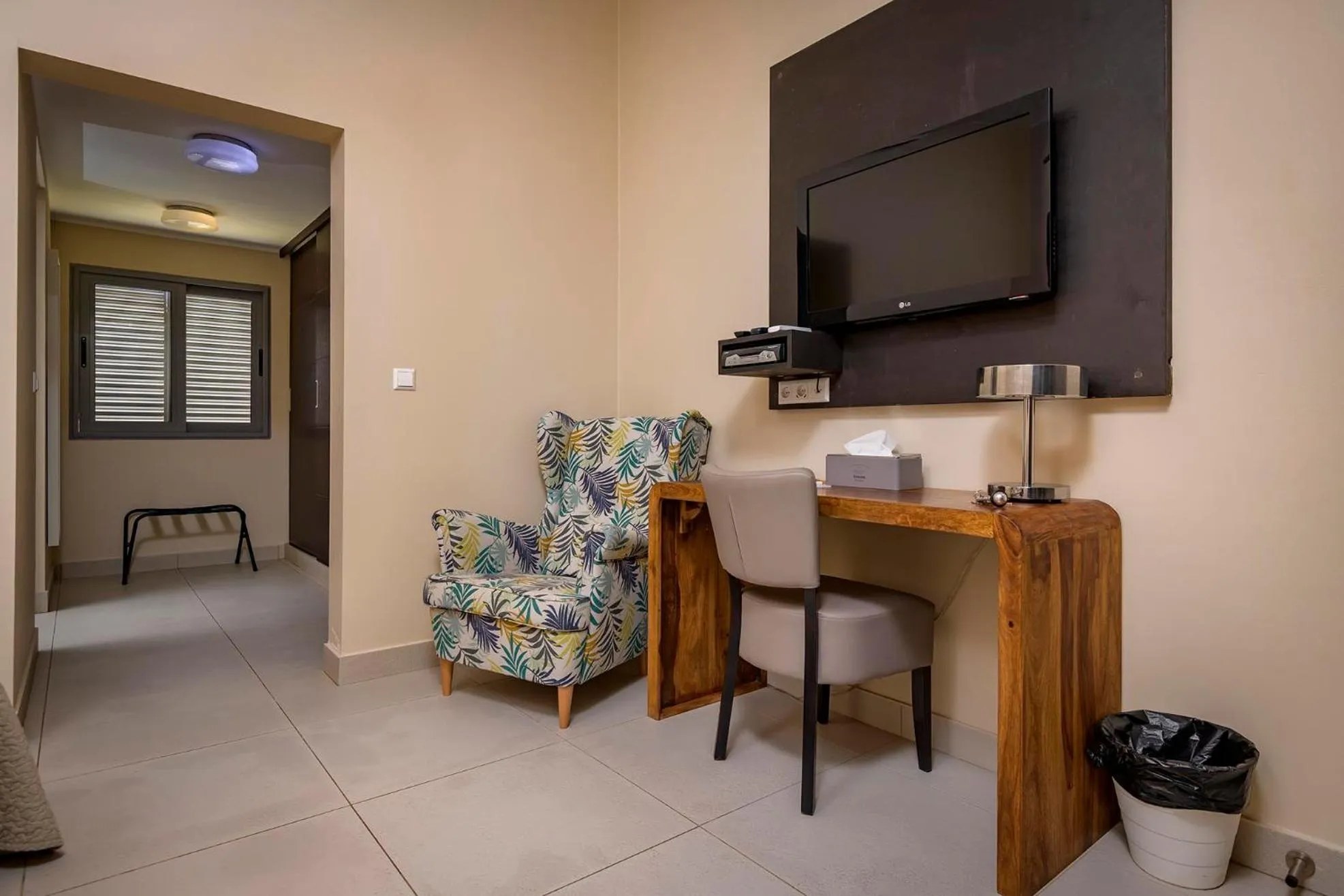 Living room, TV/Entertainment Center in Thebonairian