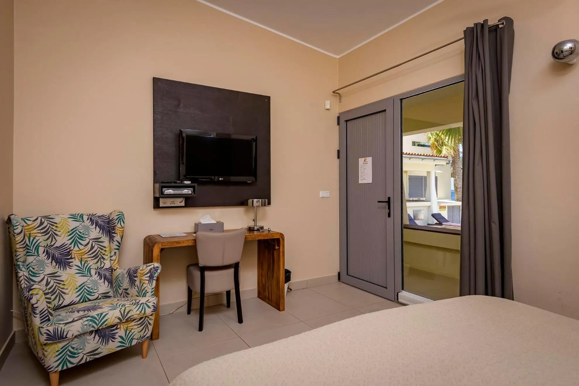 Seating area, TV/Entertainment Center in Thebonairian