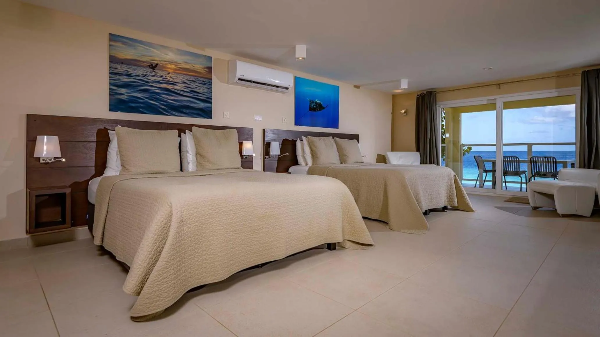 Photo of the whole room in Thebonairian