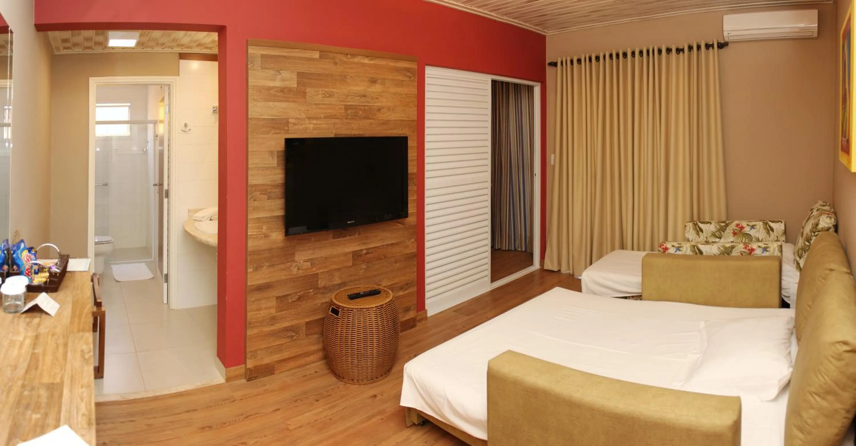 Photo of the whole room, Bed in Hot Beach Raízes