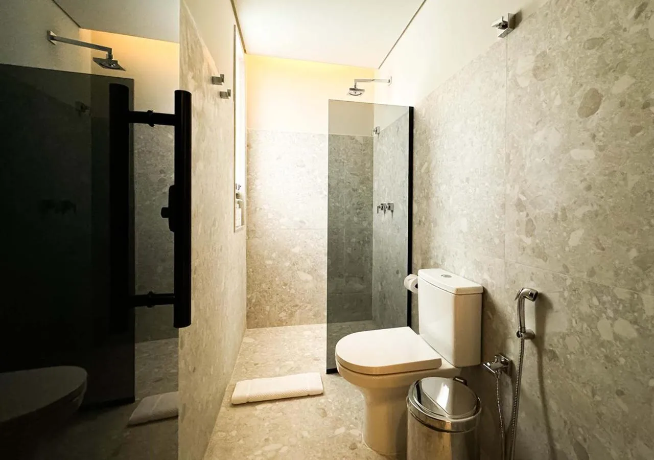 Shower in Hot Beach Raízes