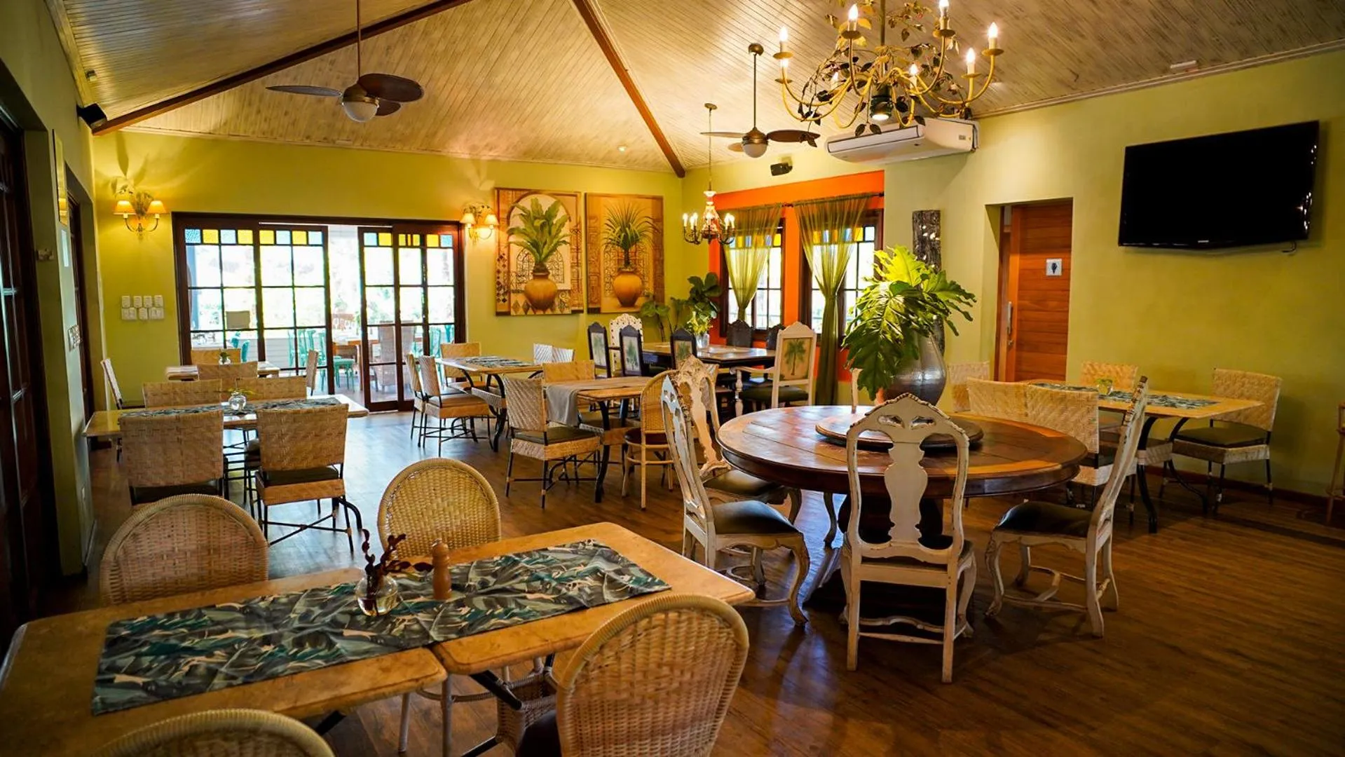 Restaurant/places to eat in Hot Beach Raízes