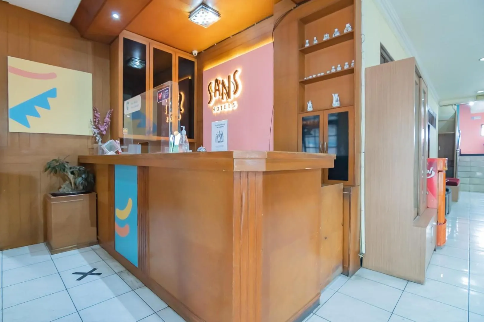 Lobby or reception in Sans Hotel Cihampelas Bandung