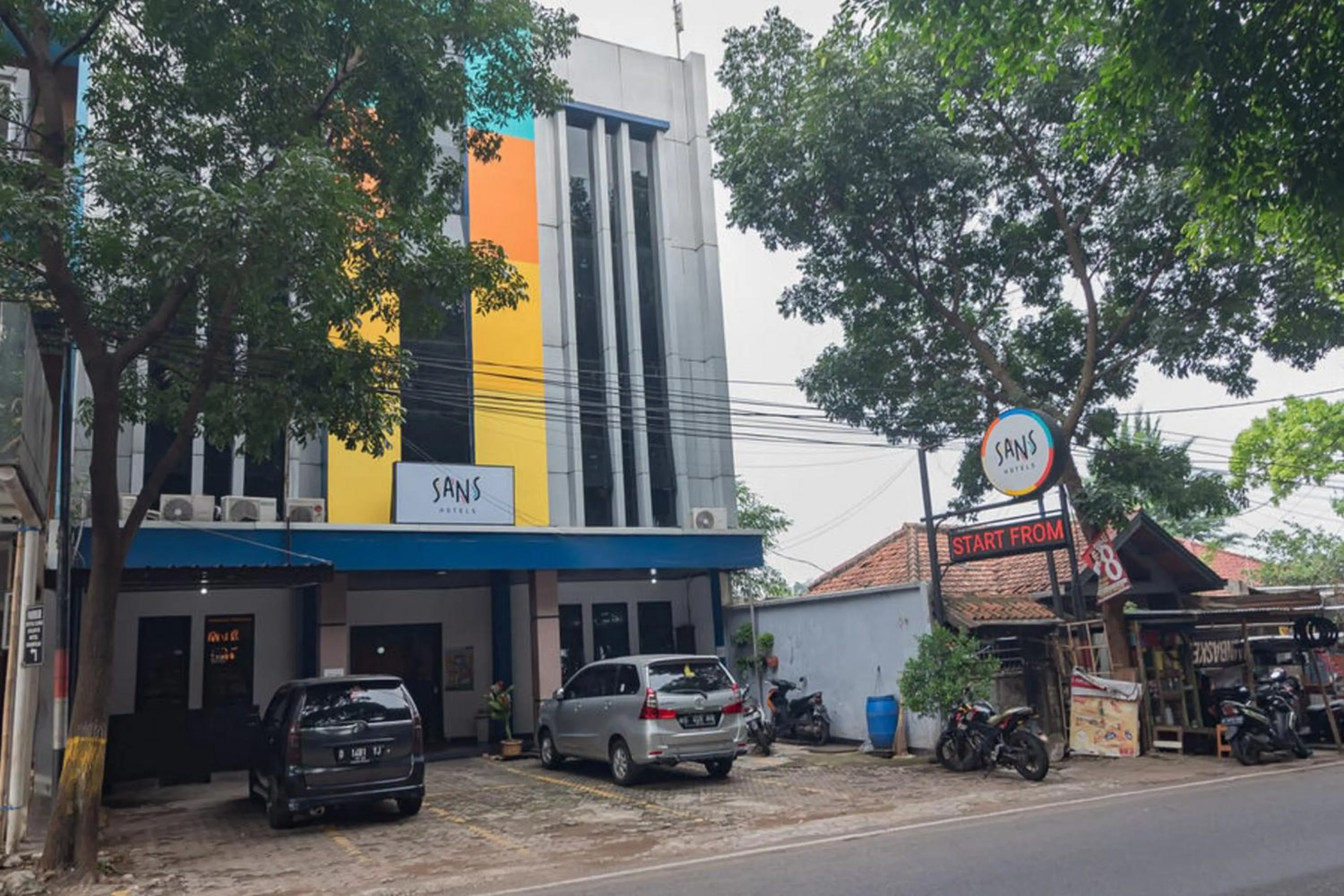 Property building in Sans Hotel Cihampelas Bandung