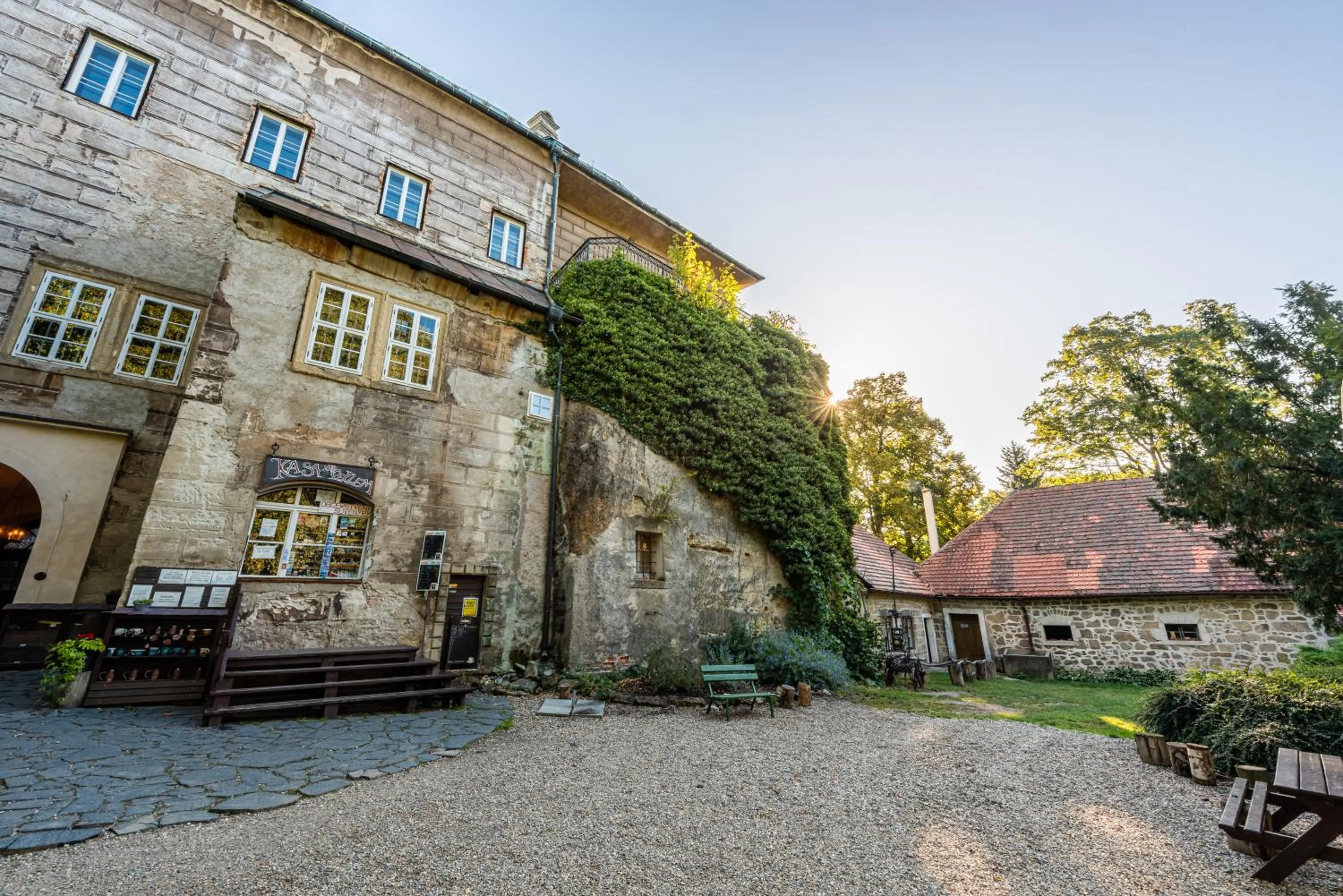 Property building in Hájovna hradu Houska