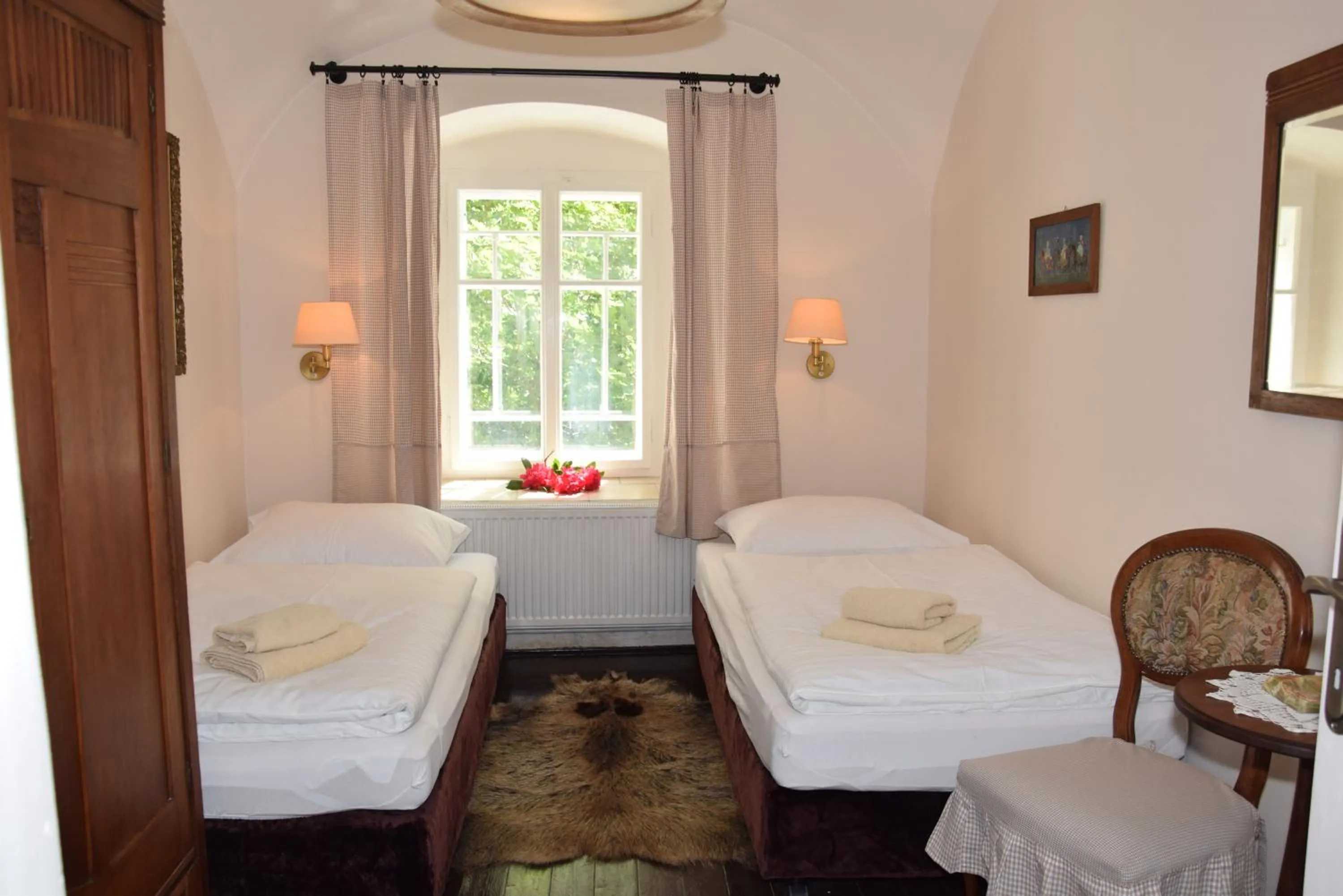 Bedroom, Bed in Hájovna hradu Houska