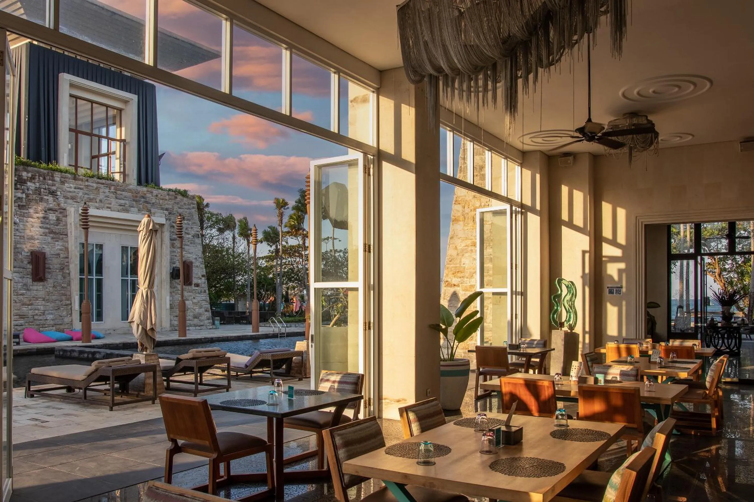 Restaurant/places to eat in The Sakala Resort Bali All Suites