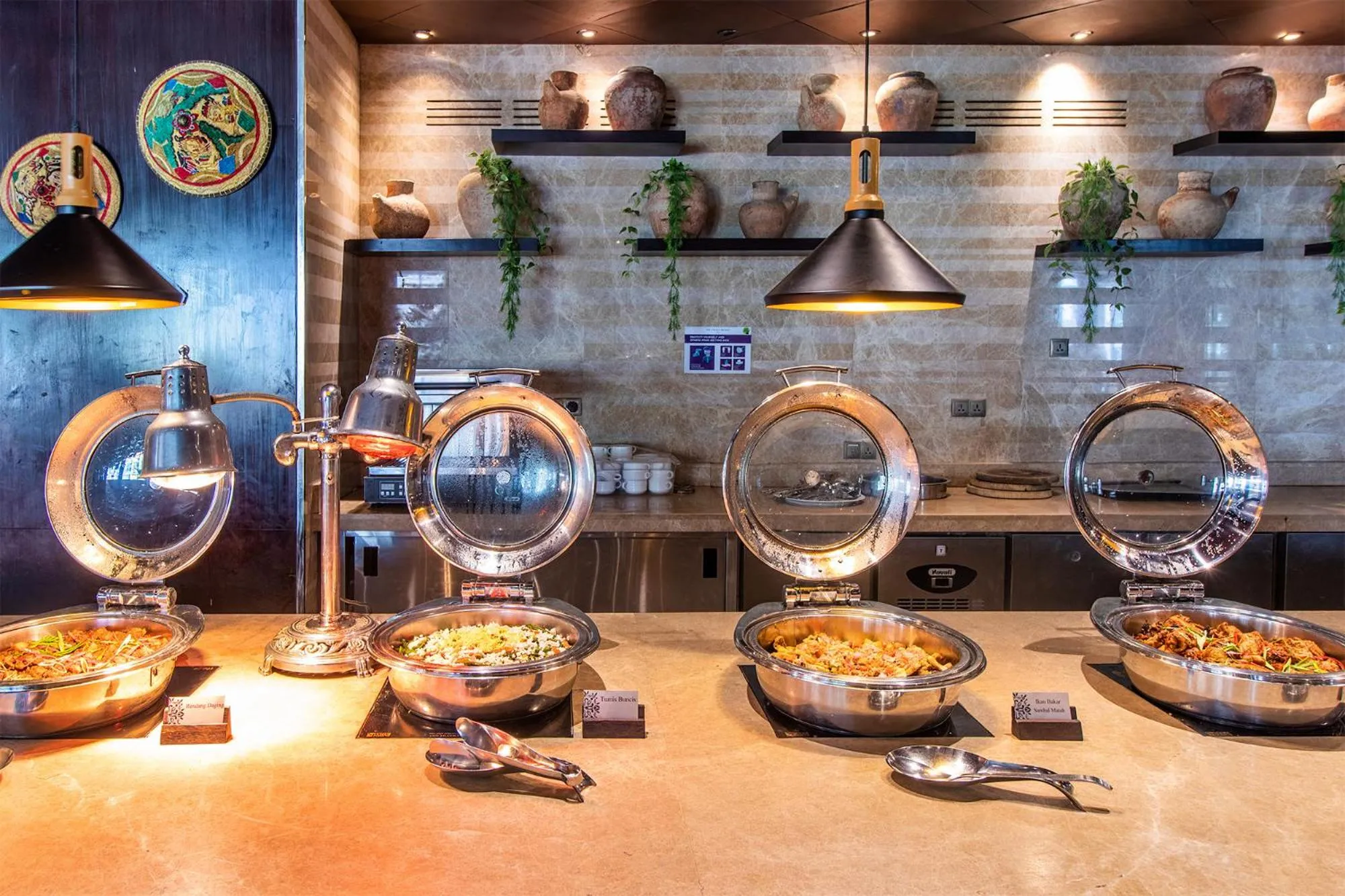 Restaurant/places to eat in The Sakala Resort Bali All Suites