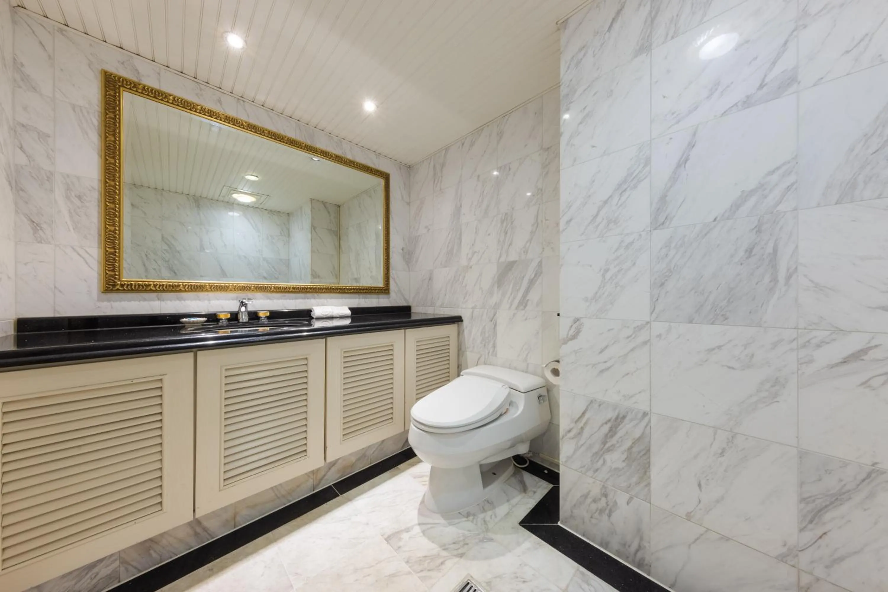 Bathroom in Taoyuan Yuehua Hotel & Golf Club