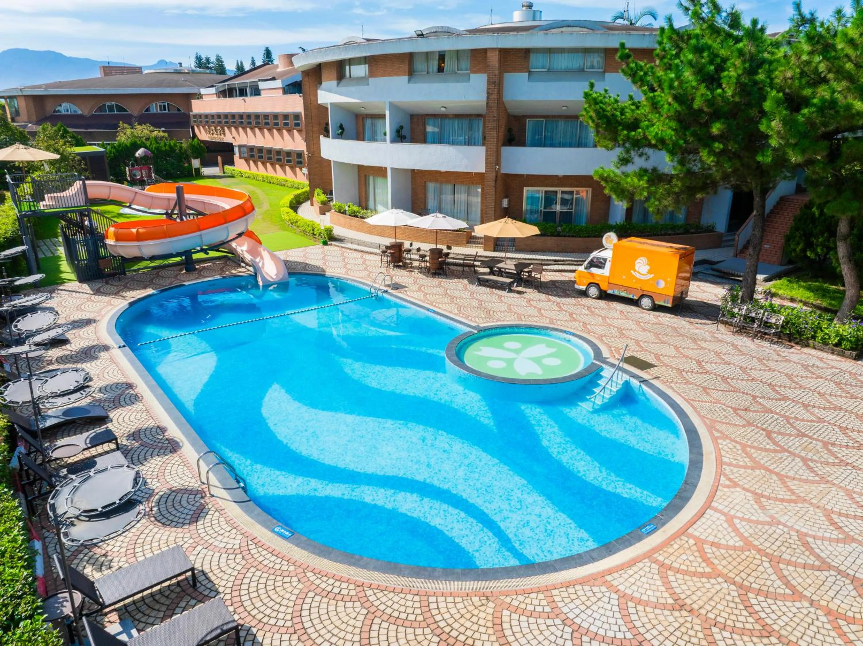 Swimming pool in Taoyuan Yuehua Hotel & Golf Club