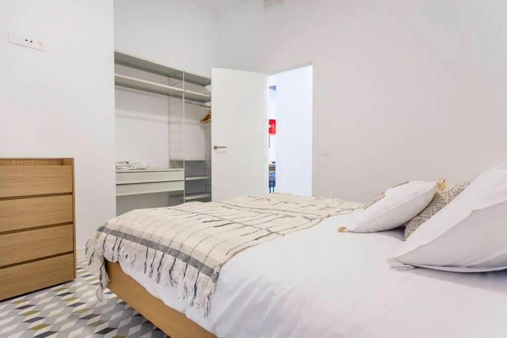 Bed in Pop Art, 2BD ground Central Apartment