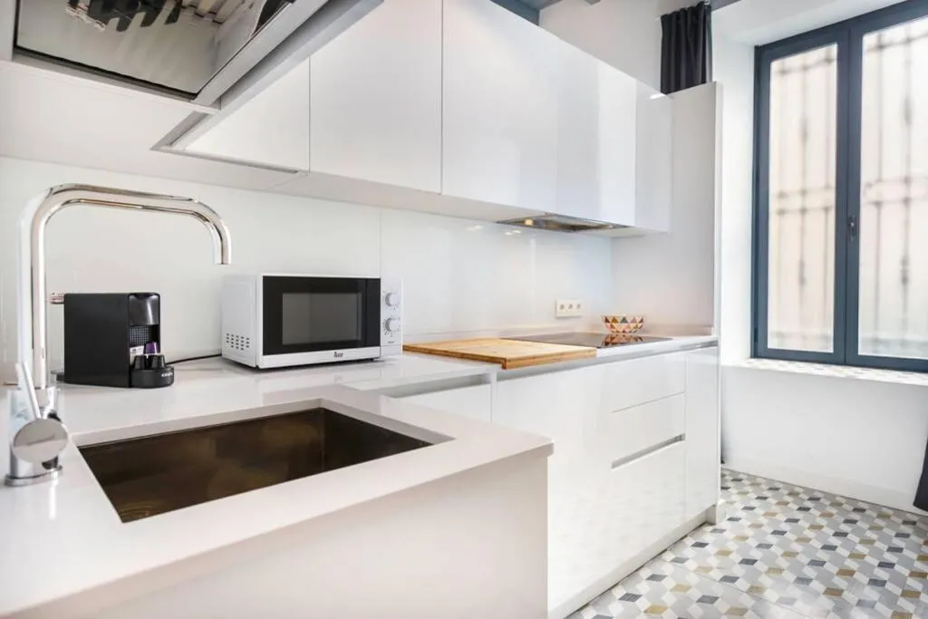 Kitchen or kitchenette in Pop Art, 2BD ground Central Apartment