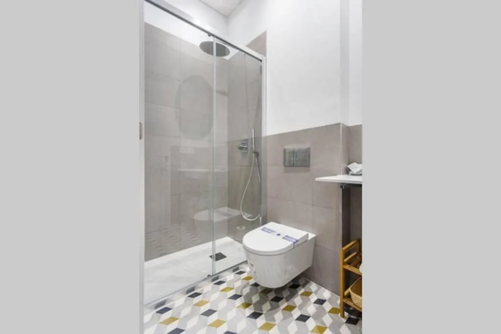 Bathroom in Pop Art, 2BD ground Central Apartment