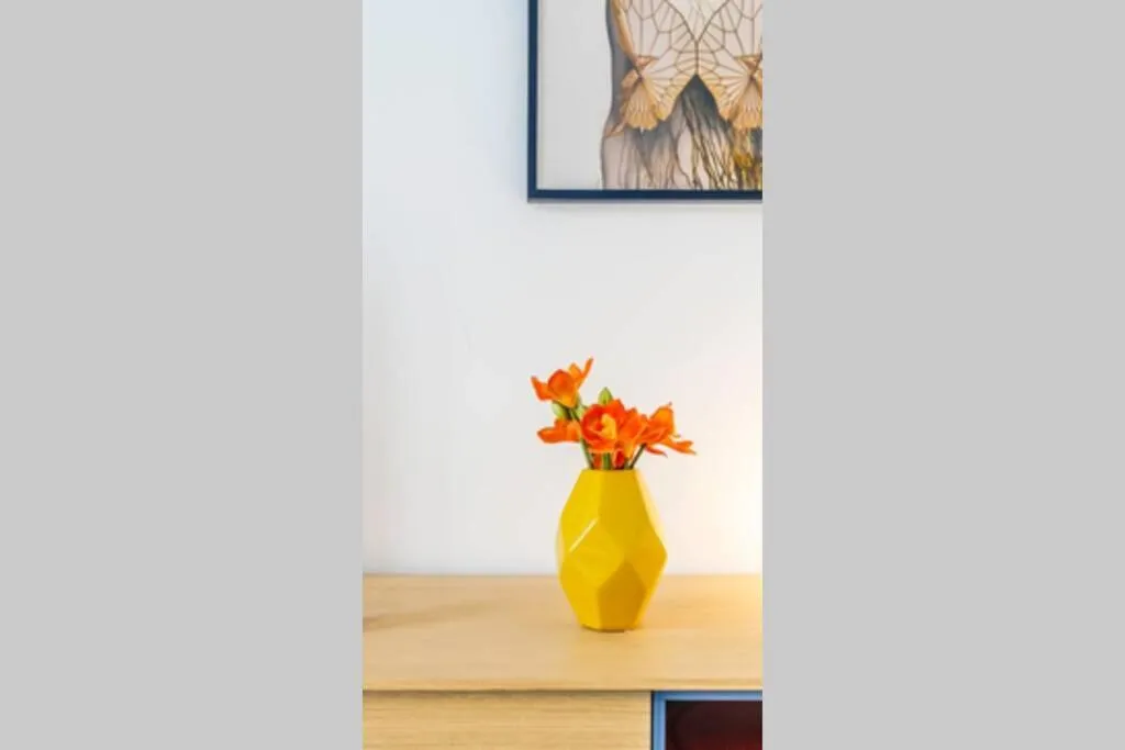 Breakfast in Pop Art, 2BD ground Central Apartment