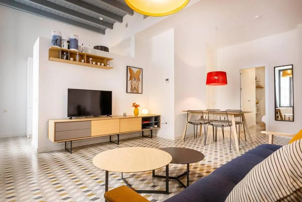 Dining area in Pop Art, 2BD ground Central Apartment