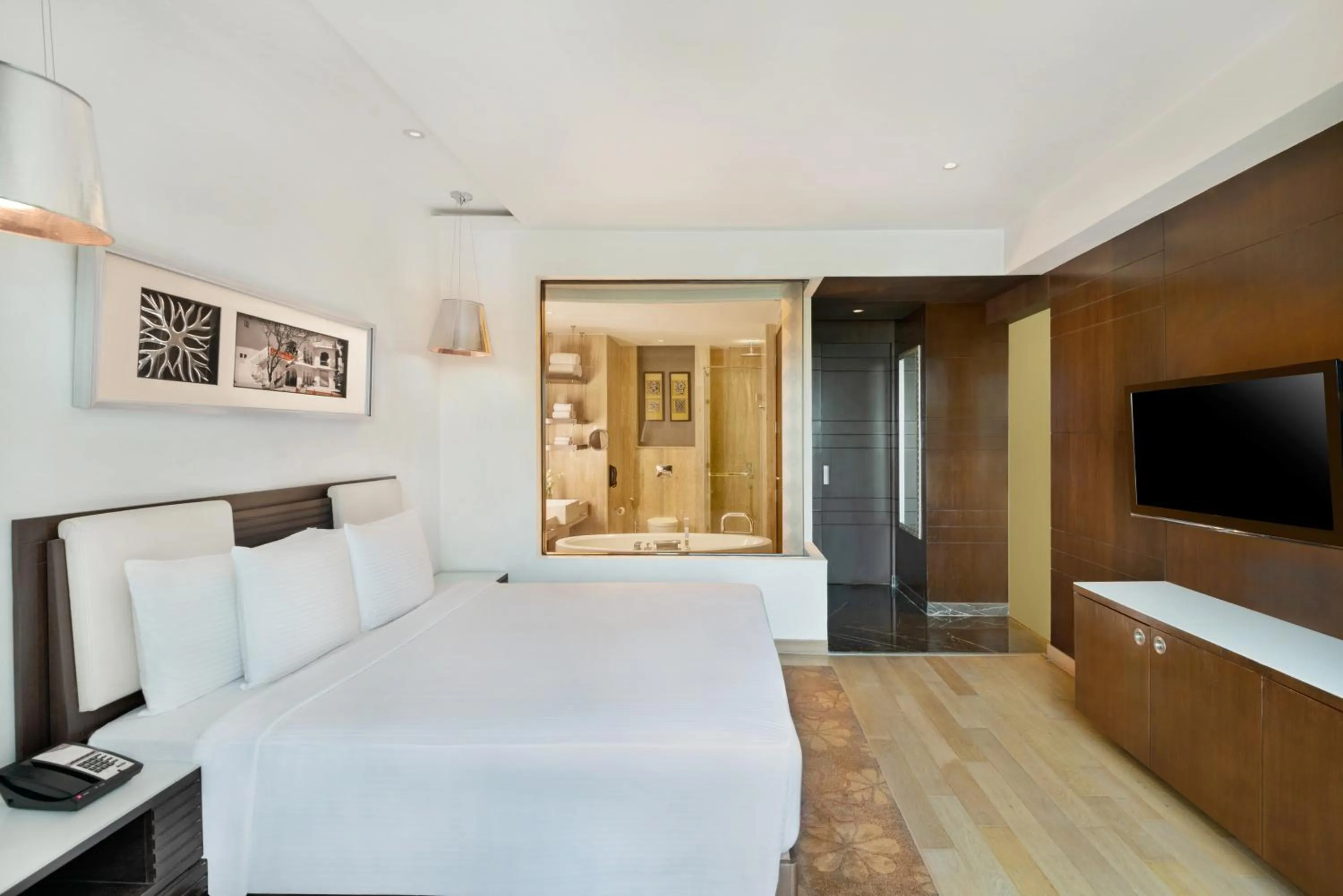 Restaurant/places to eat, Bed in Crowne Plaza Greater Noida by IHG