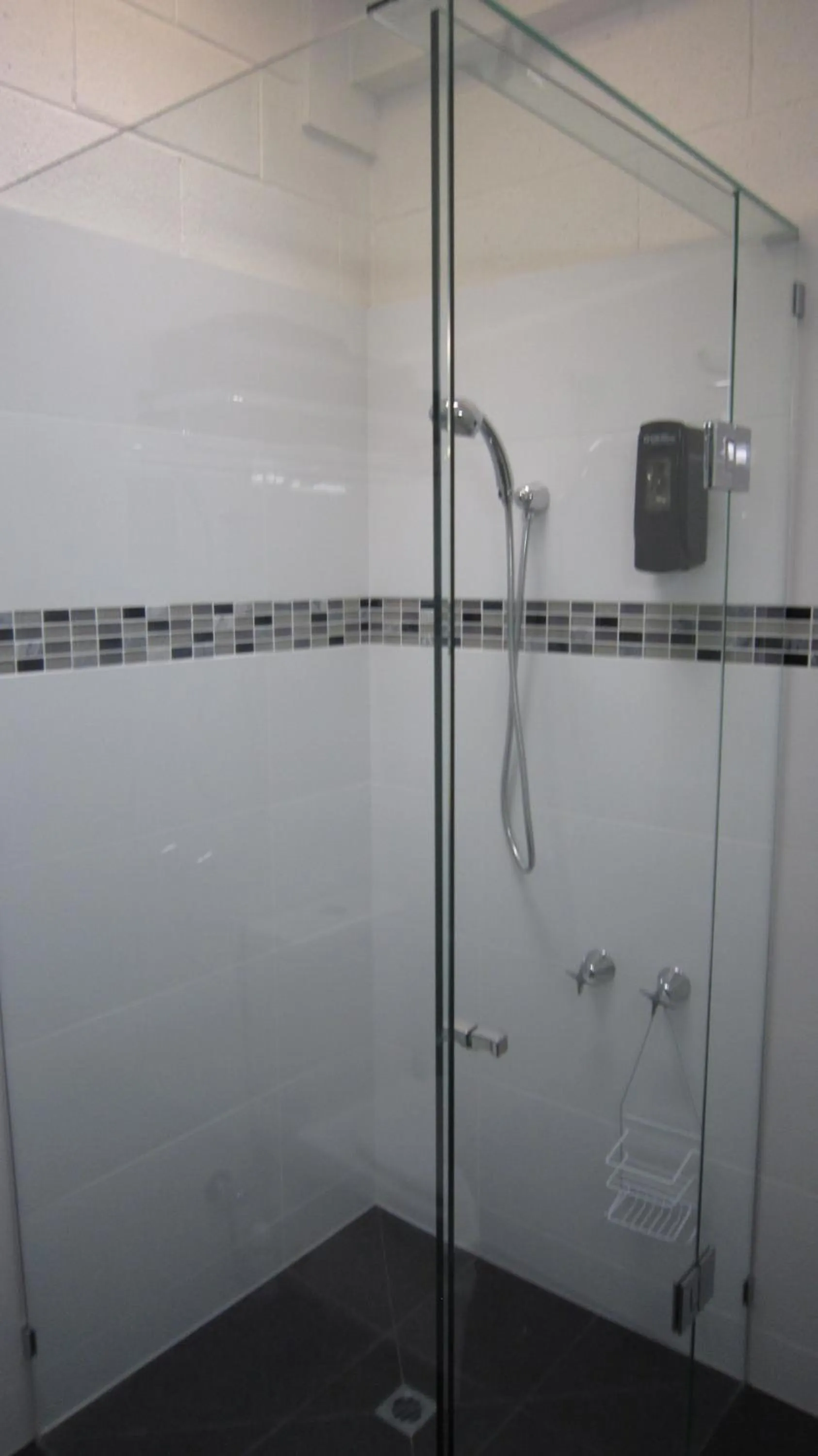 Bathroom in Castle Creek Motor Inn Euroa