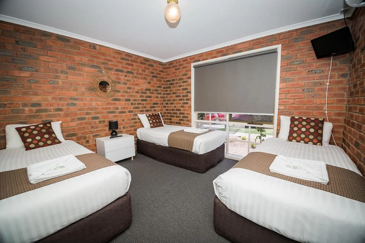 Bed in Australian Settlers Motor Inn