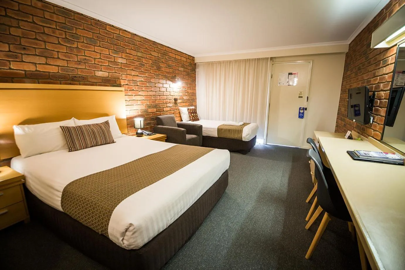 Bed in Australian Settlers Motor Inn