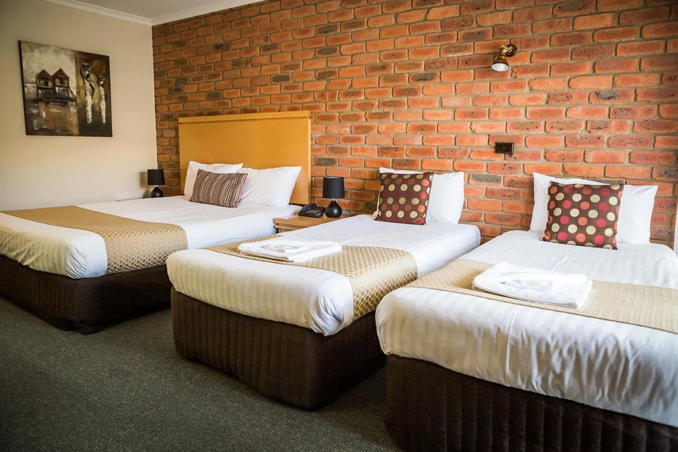 Bed in Australian Settlers Motor Inn