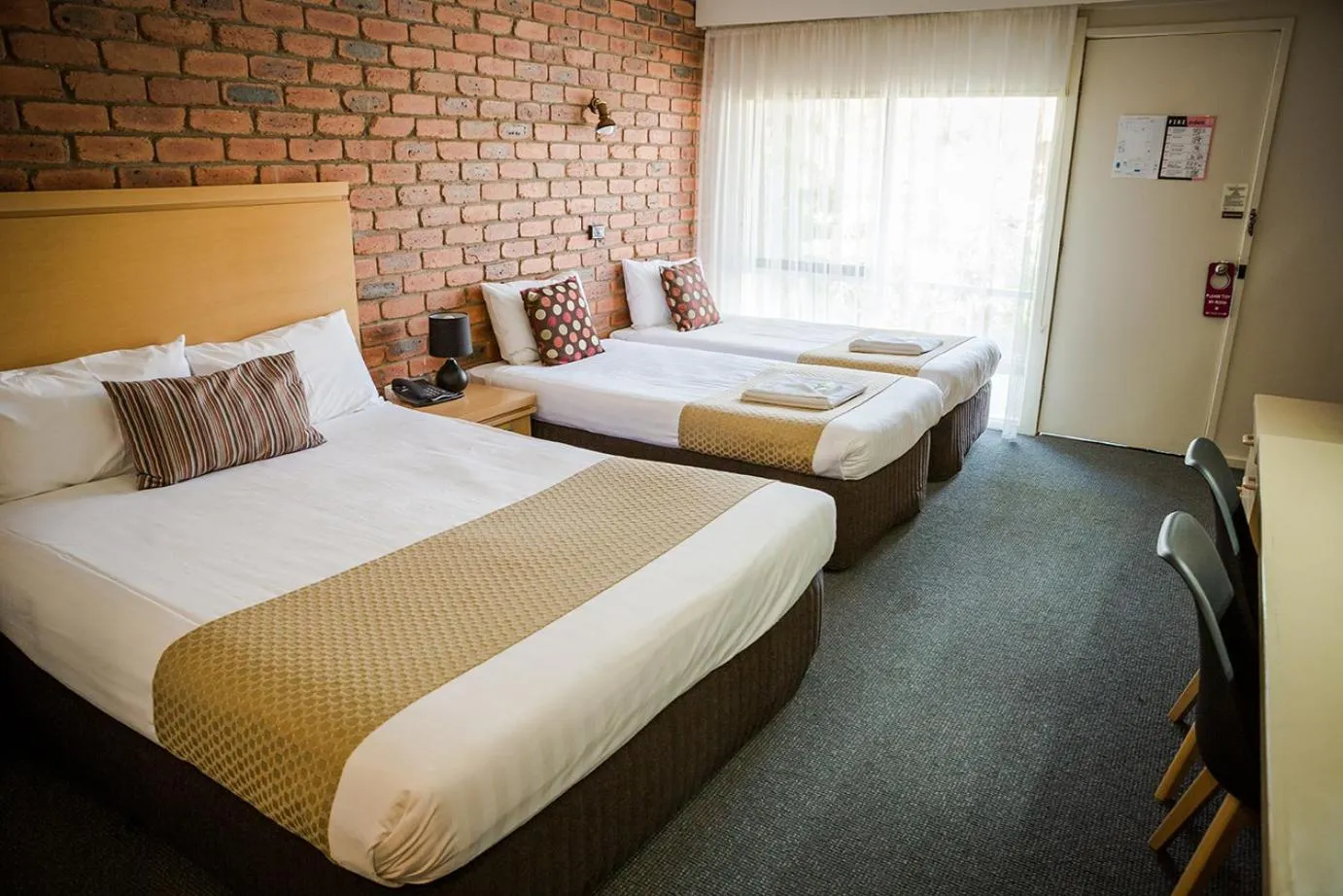 Bed in Australian Settlers Motor Inn