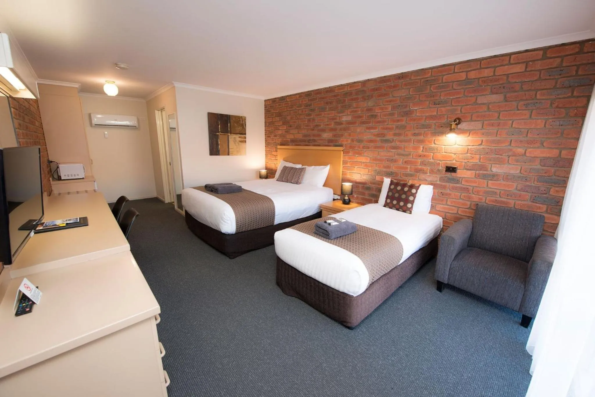 Bed in Australian Settlers Motor Inn