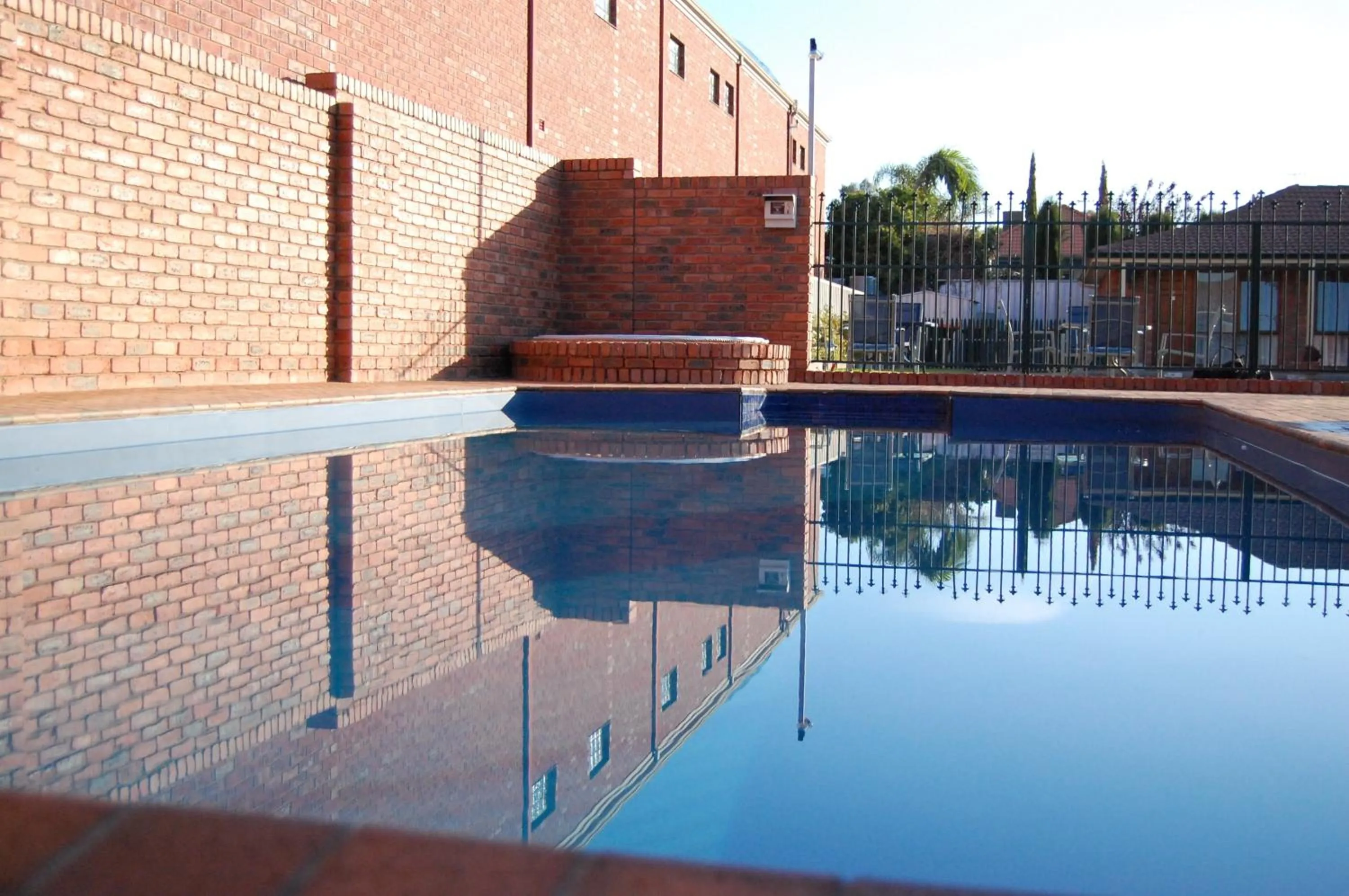 Swimming pool in Australian Settlers Motor Inn