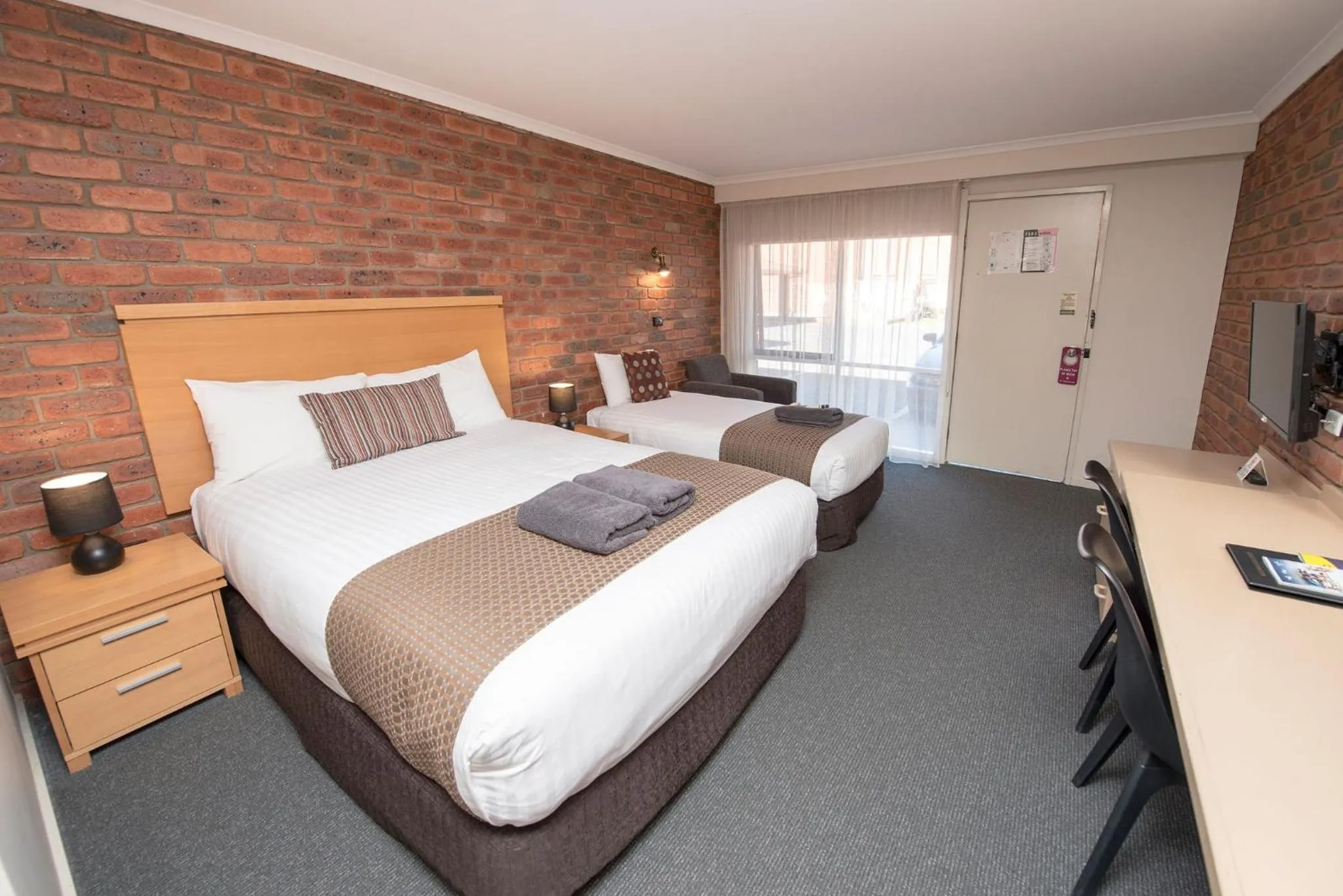 Bed in Australian Settlers Motor Inn