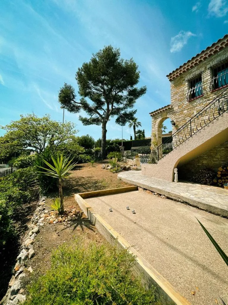 Garden view in Villa Cocody