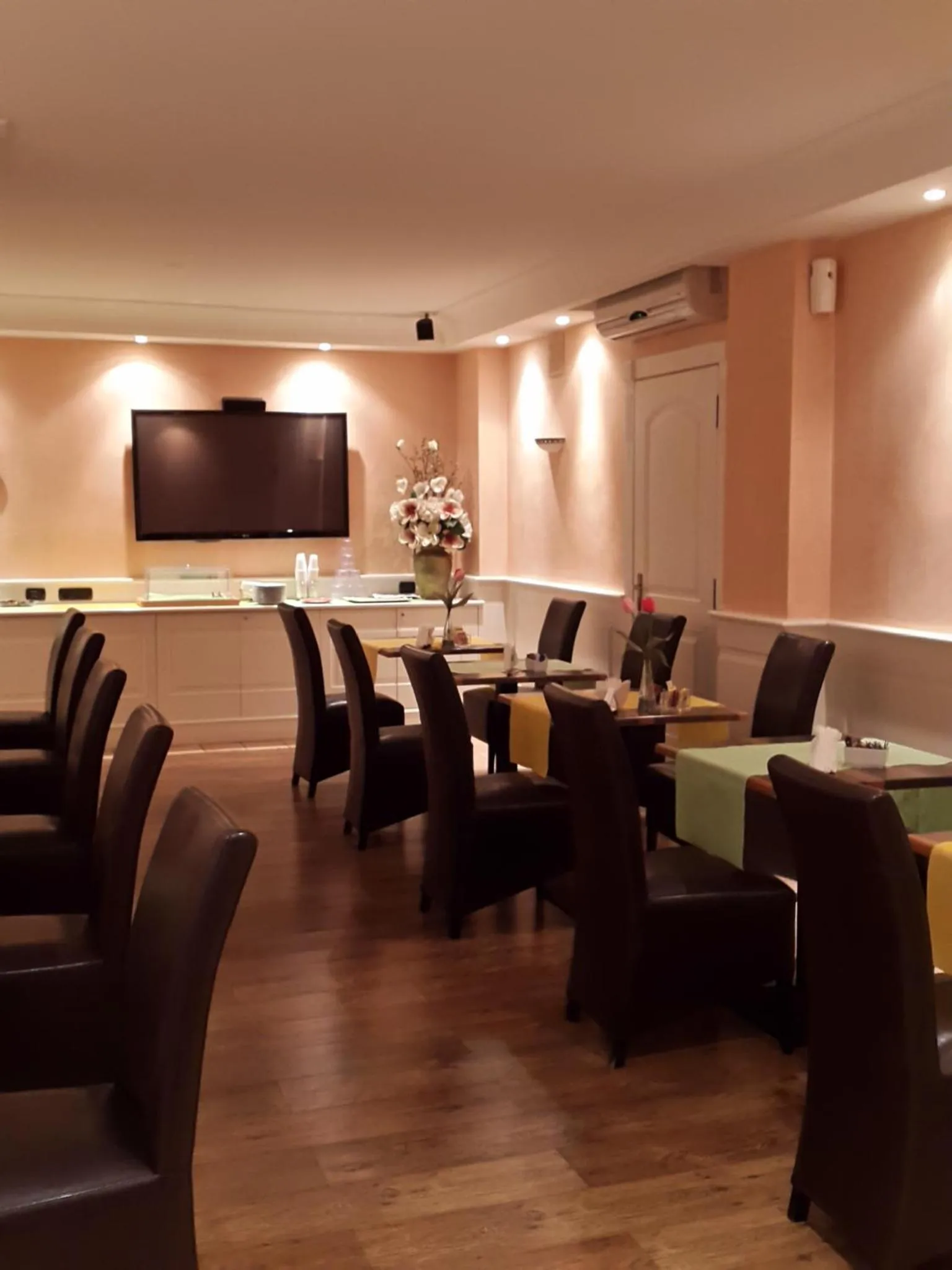 Restaurant/places to eat in Hotel Mediterraneo