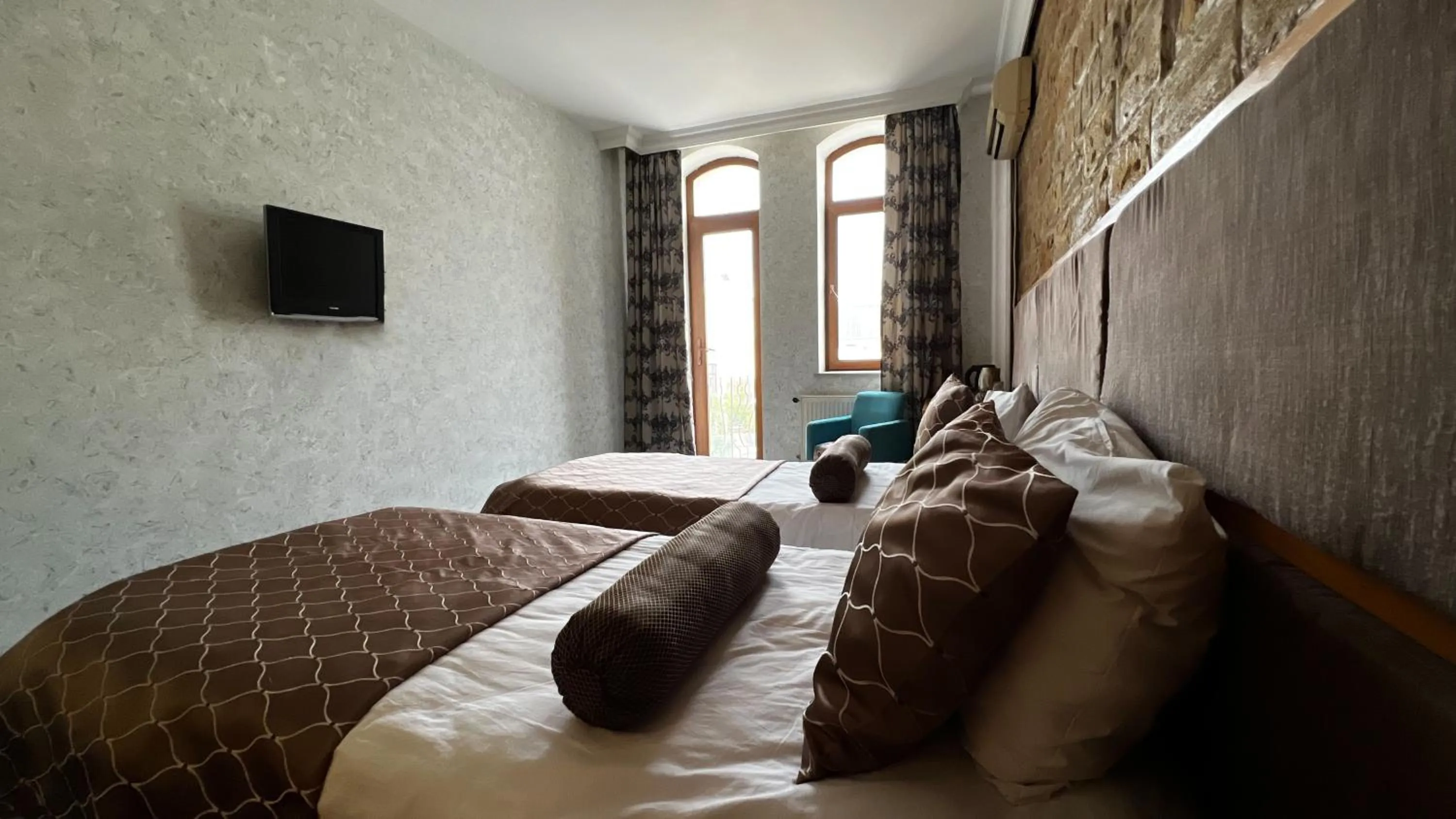 Communal lounge/ TV room, Bed in Qala Hotel