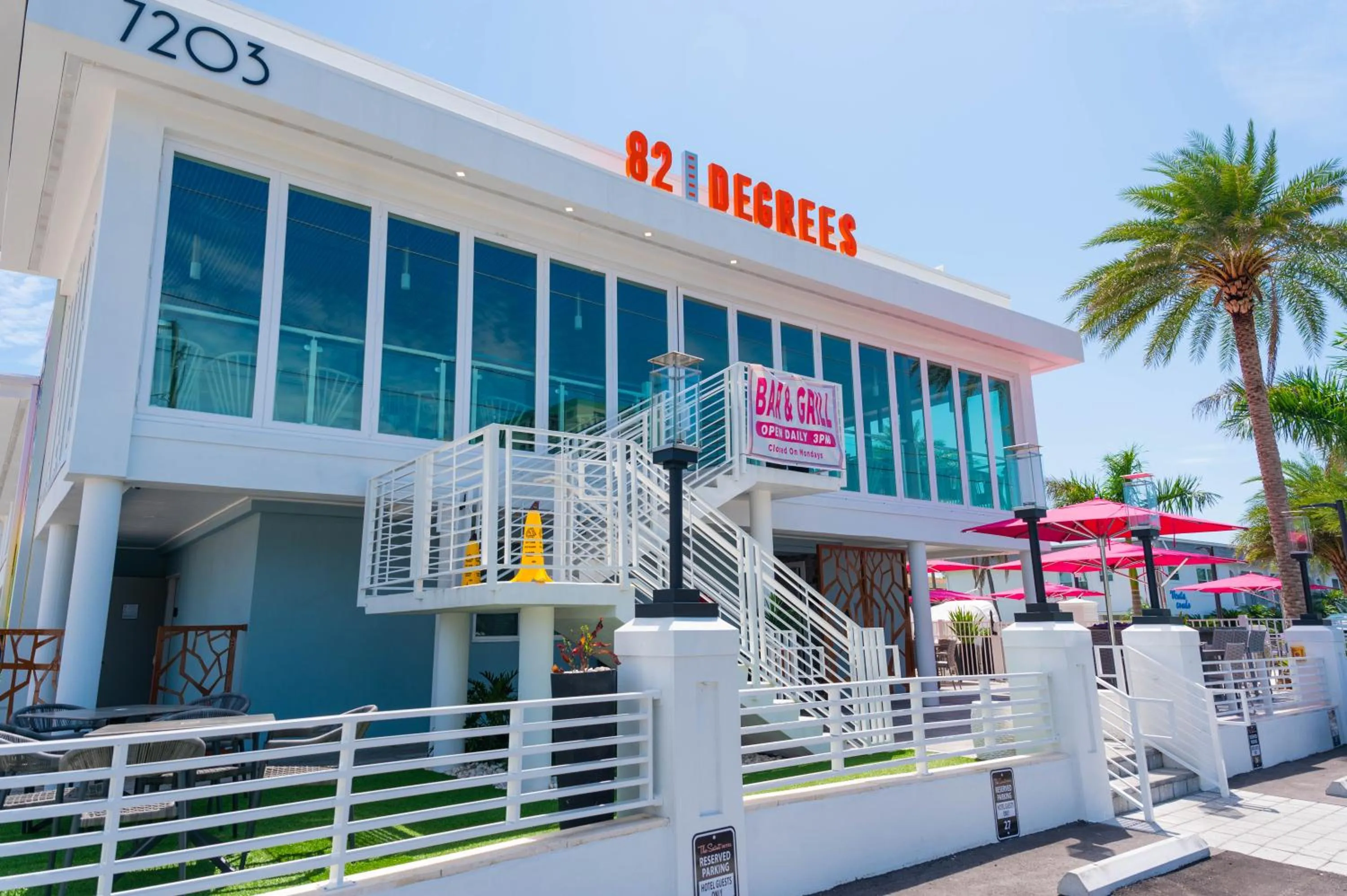 Restaurant/places to eat in The Saint Hotel