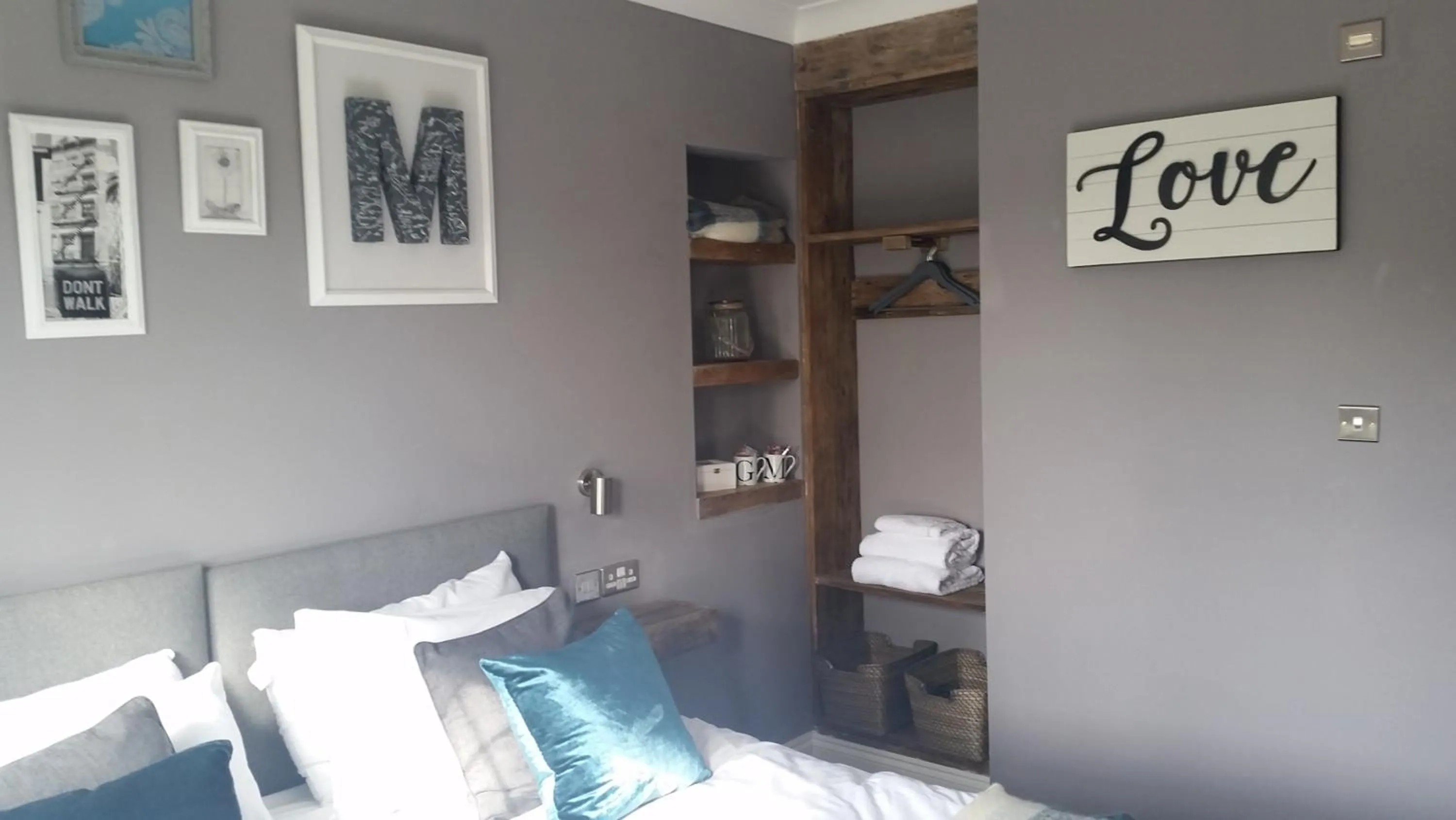 Decorative detail, Bed in The Green Man Stanford