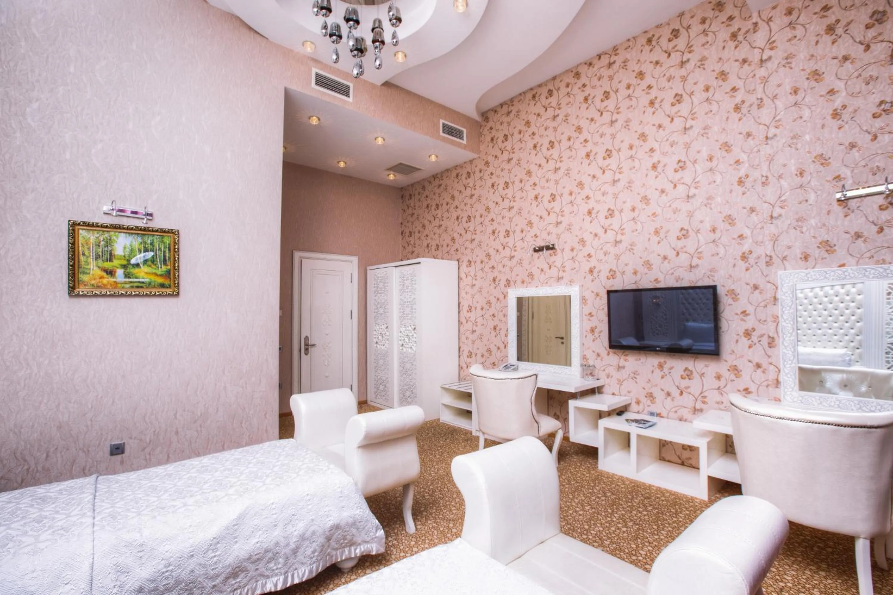 Bedroom, Bed in Admiral Hotel