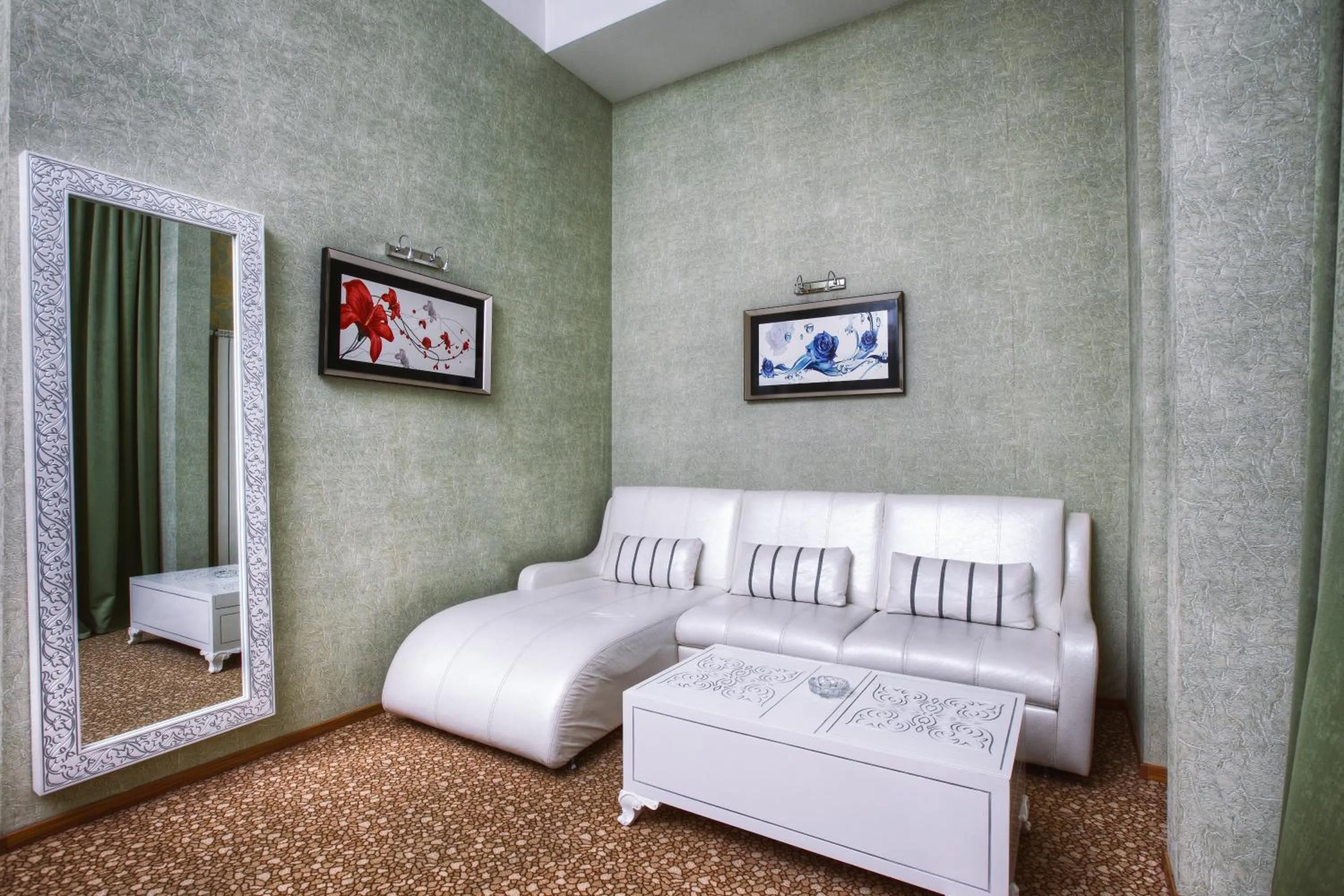 Living room, Bed in Admiral Hotel