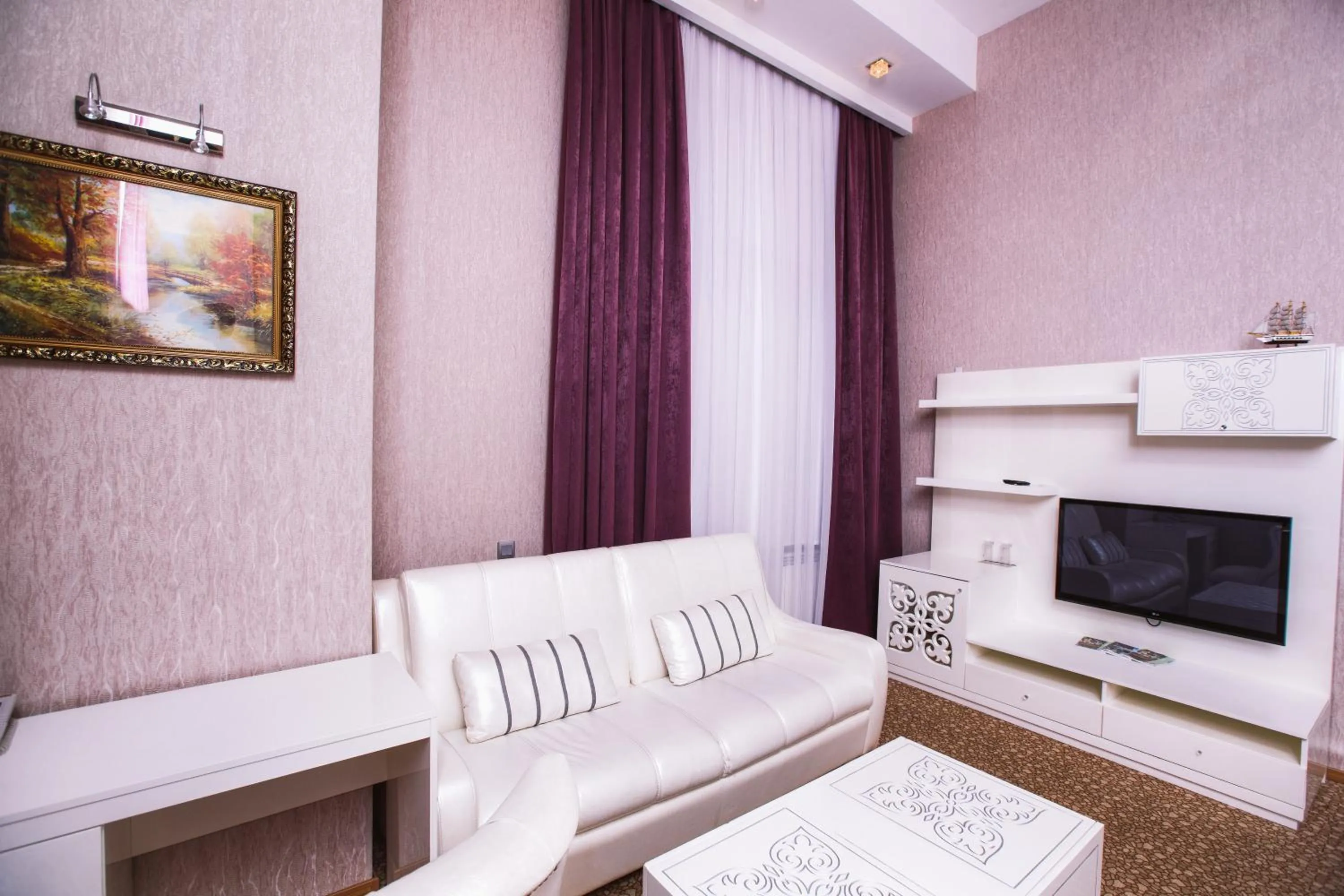 Bedroom in Admiral Hotel