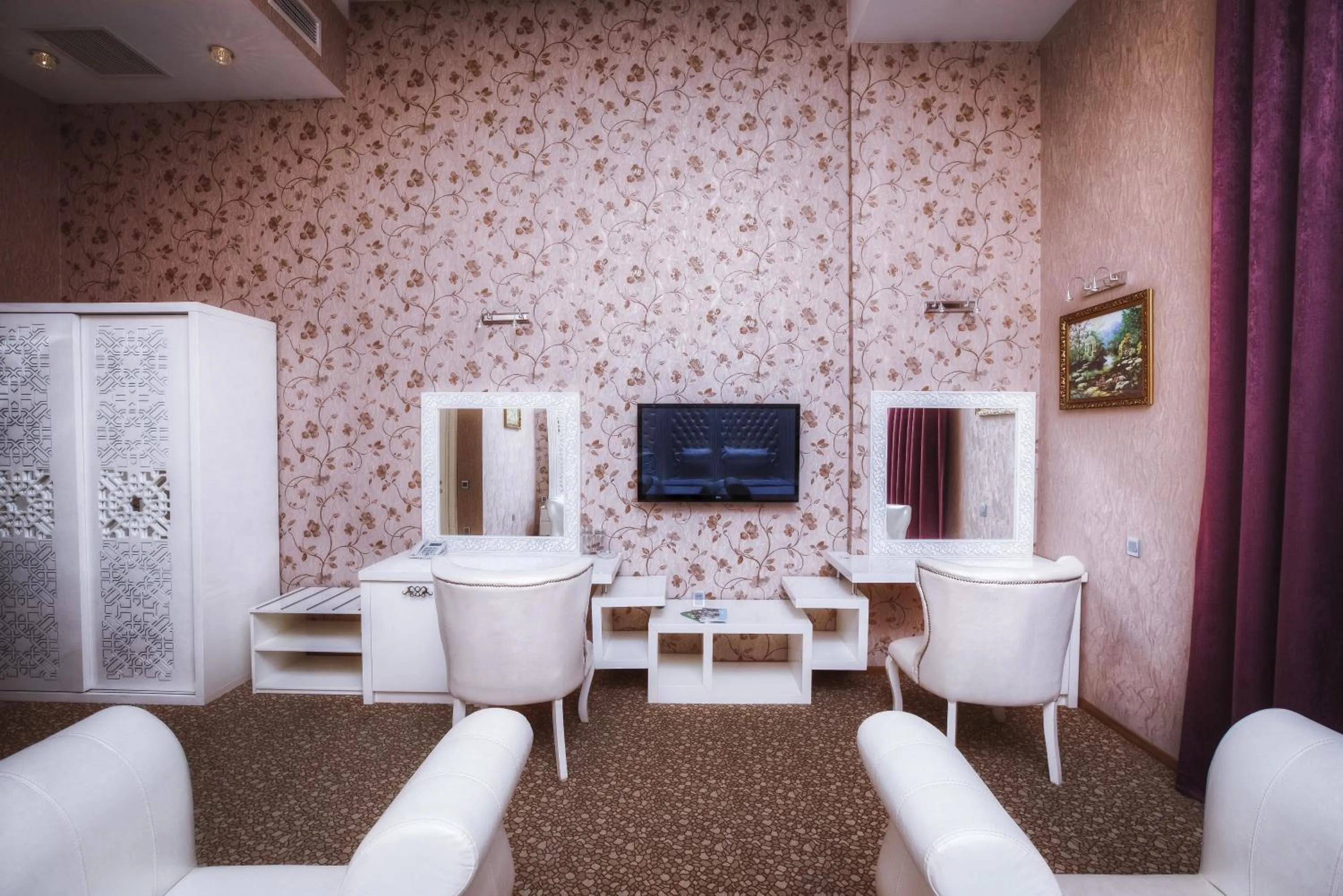 Bedroom in Admiral Hotel